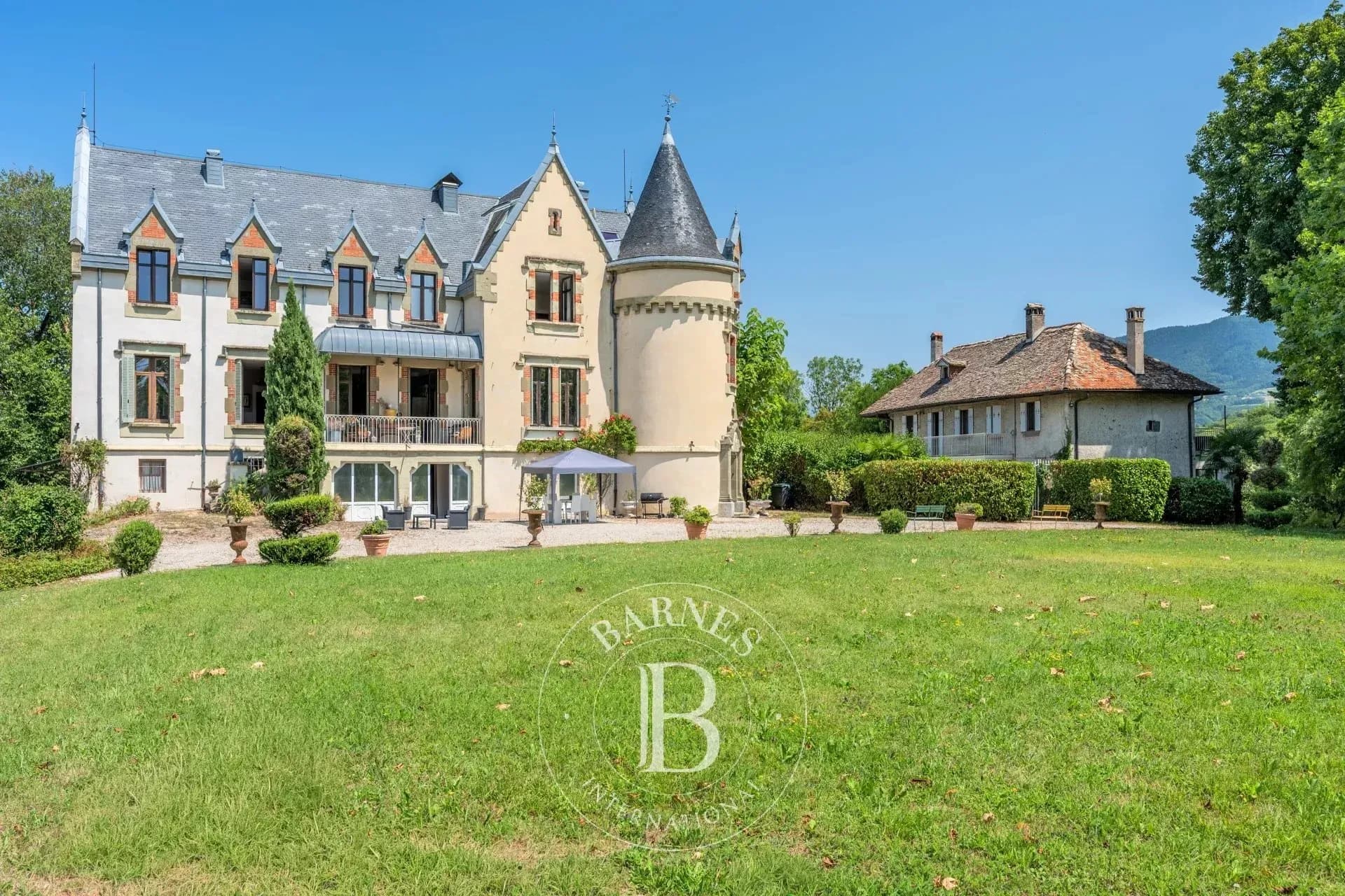Château with 12 Hectares Park and 6 Bedrooms 3