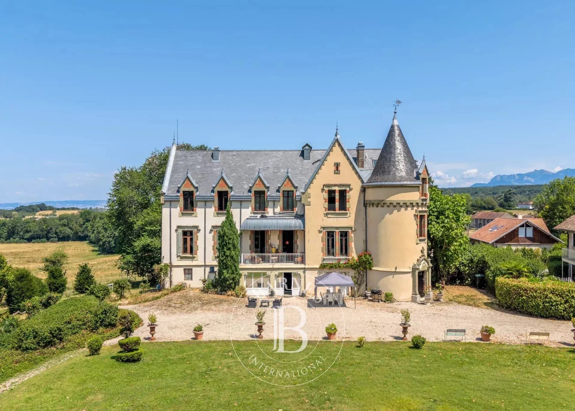 Château with 12 Hectares Park and 6 Bedrooms 4