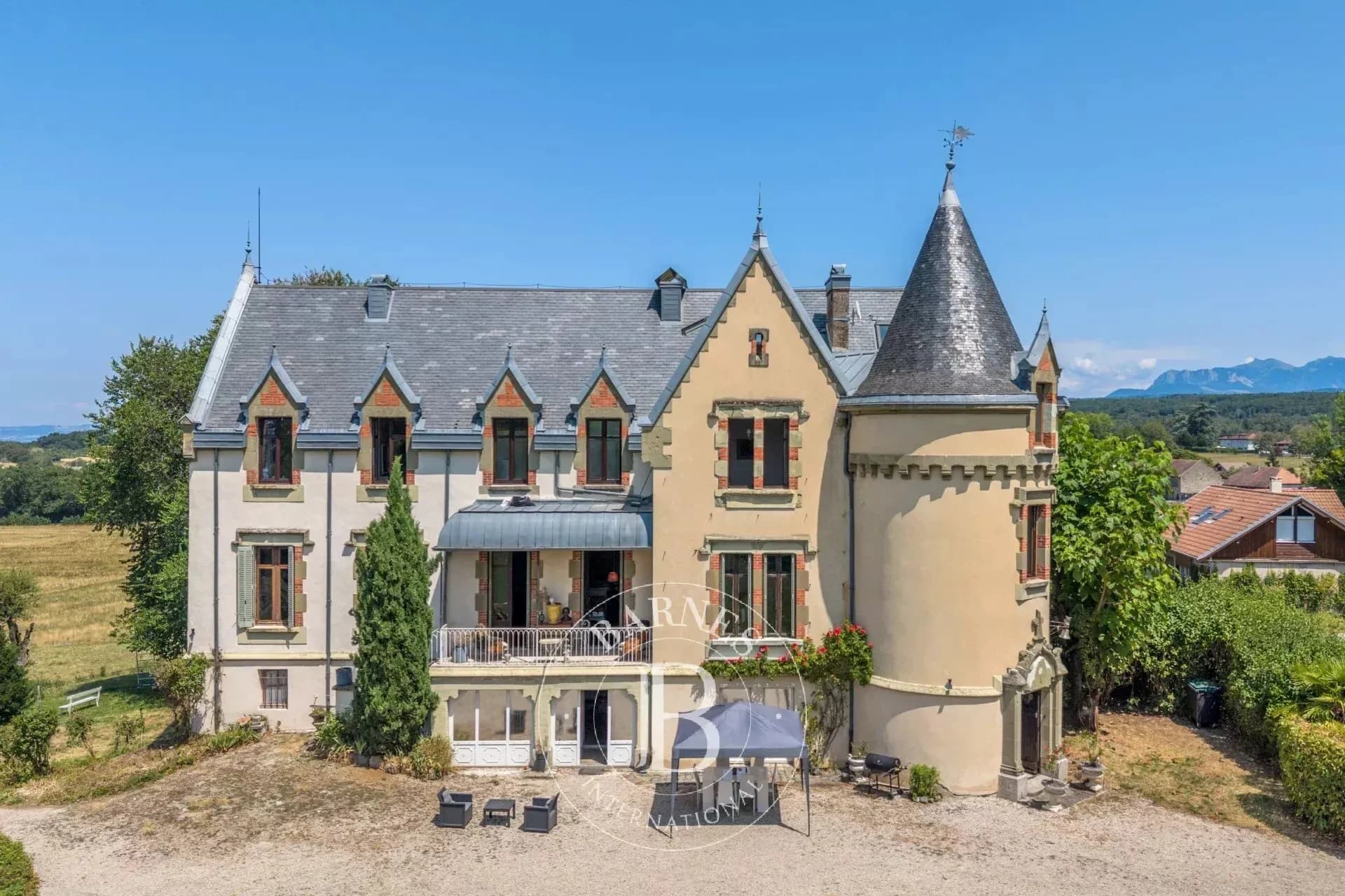 Château with 12 Hectares Park and 6 Bedrooms 5