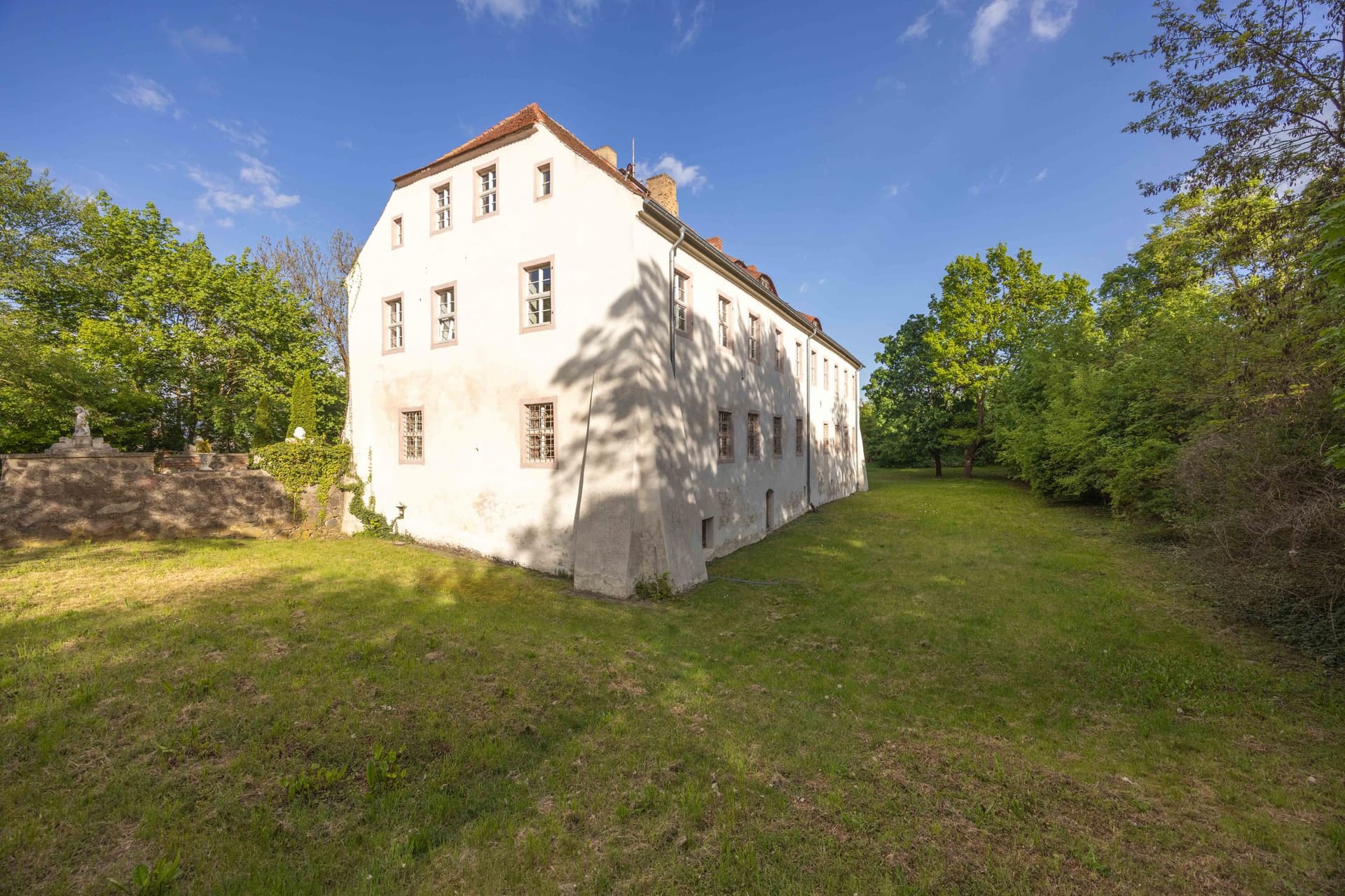 Historic Castle with Renaissance Architecture and Restored Chapel 4