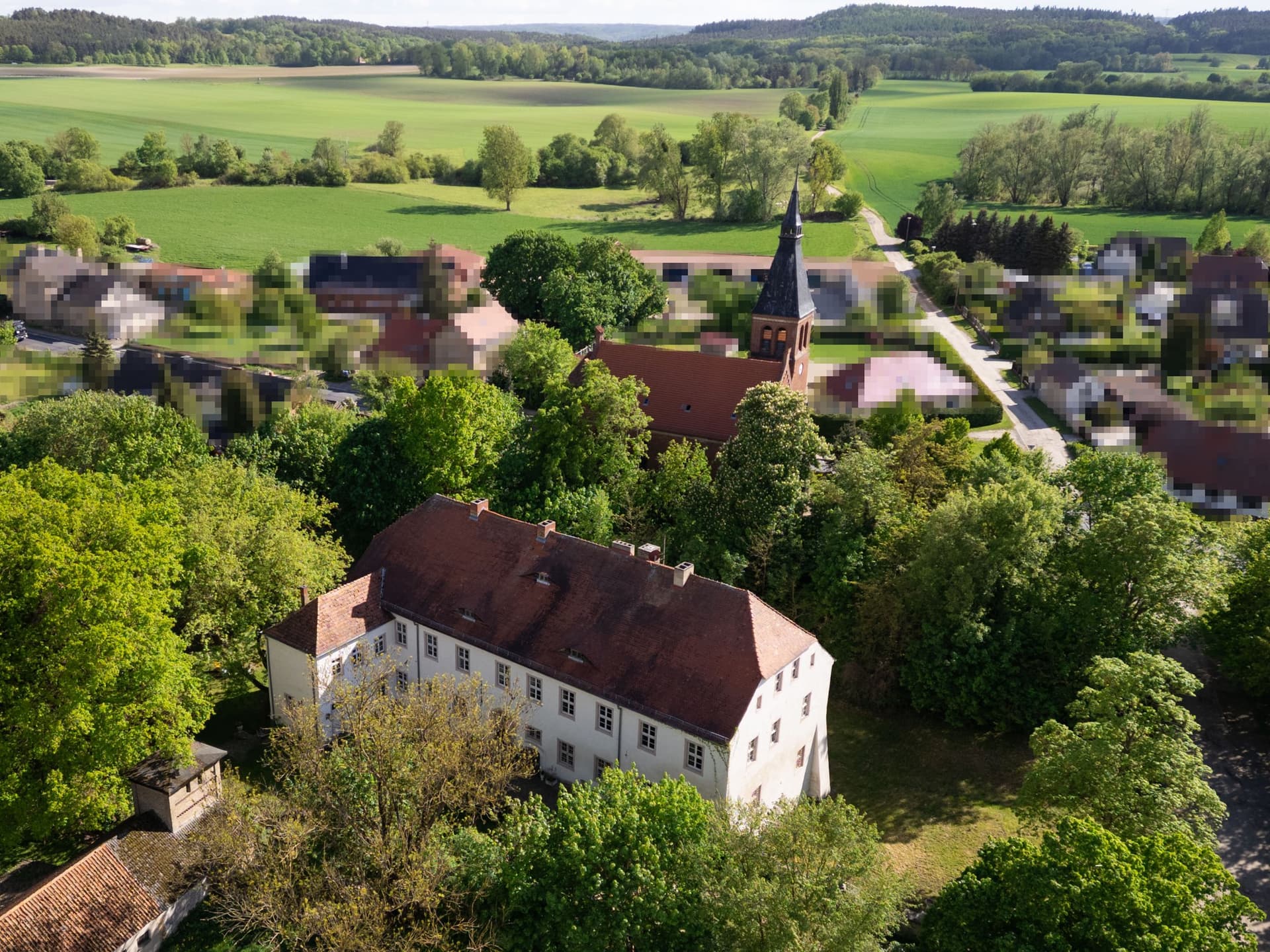 Historic Castle with Renaissance Architecture and Restored Chapel 2
