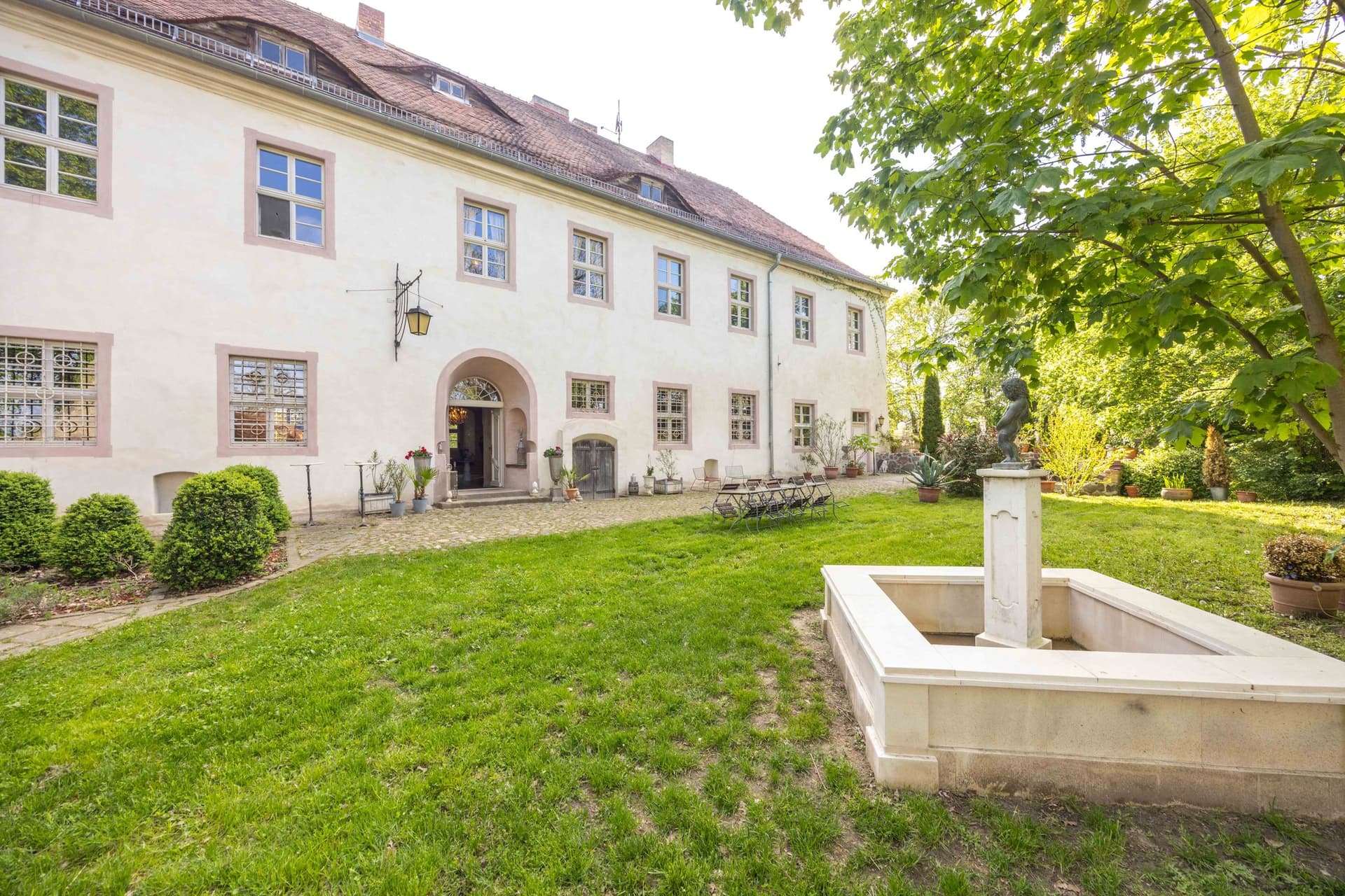 Historic Castle with Renaissance Architecture and Restored Chapel 3