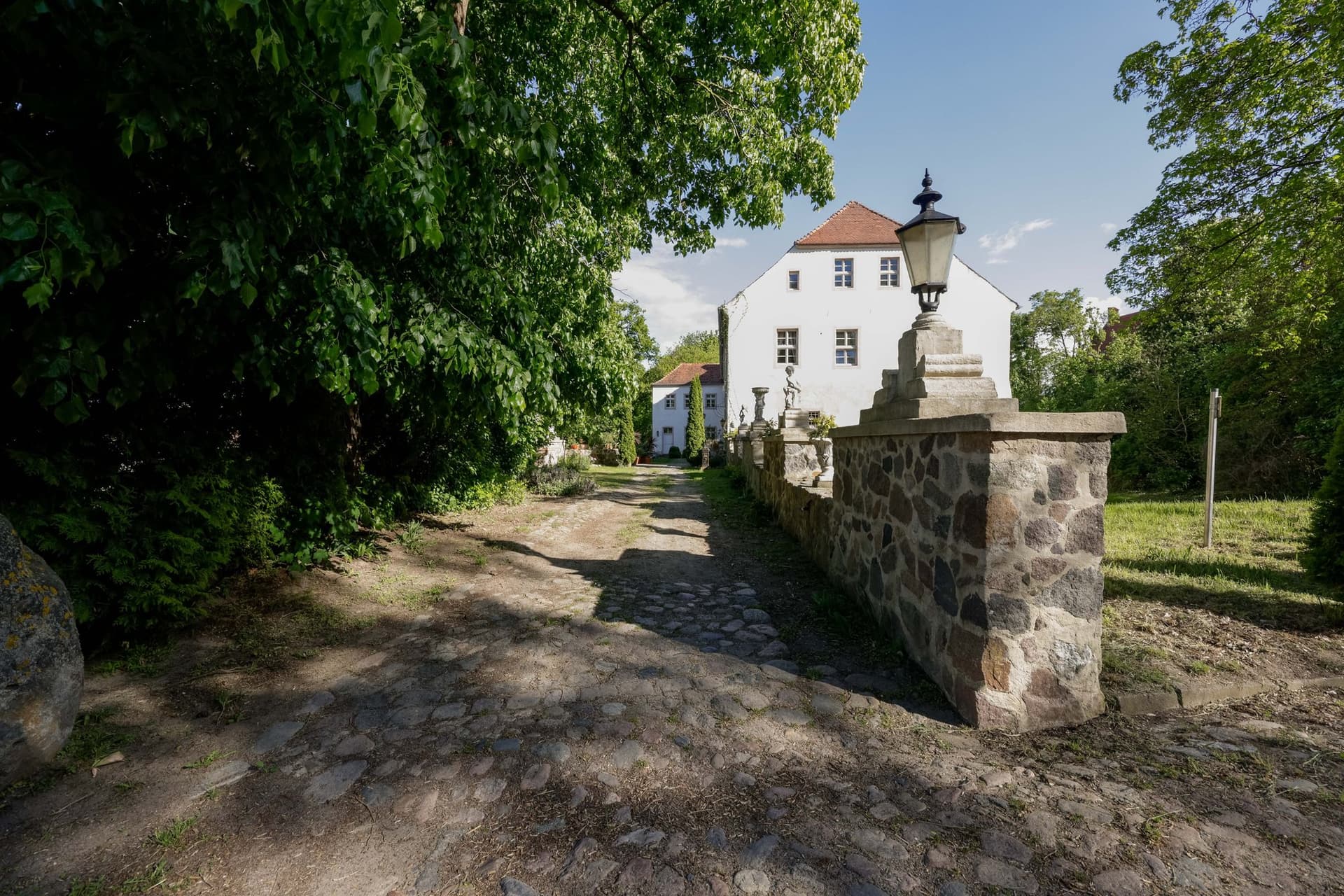 Historic Castle with Renaissance Architecture and Restored Chapel 5