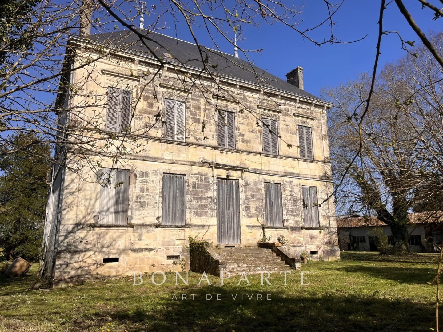 Château with 316 Sqm Living Space and 5 Bedrooms in the Médoc 2