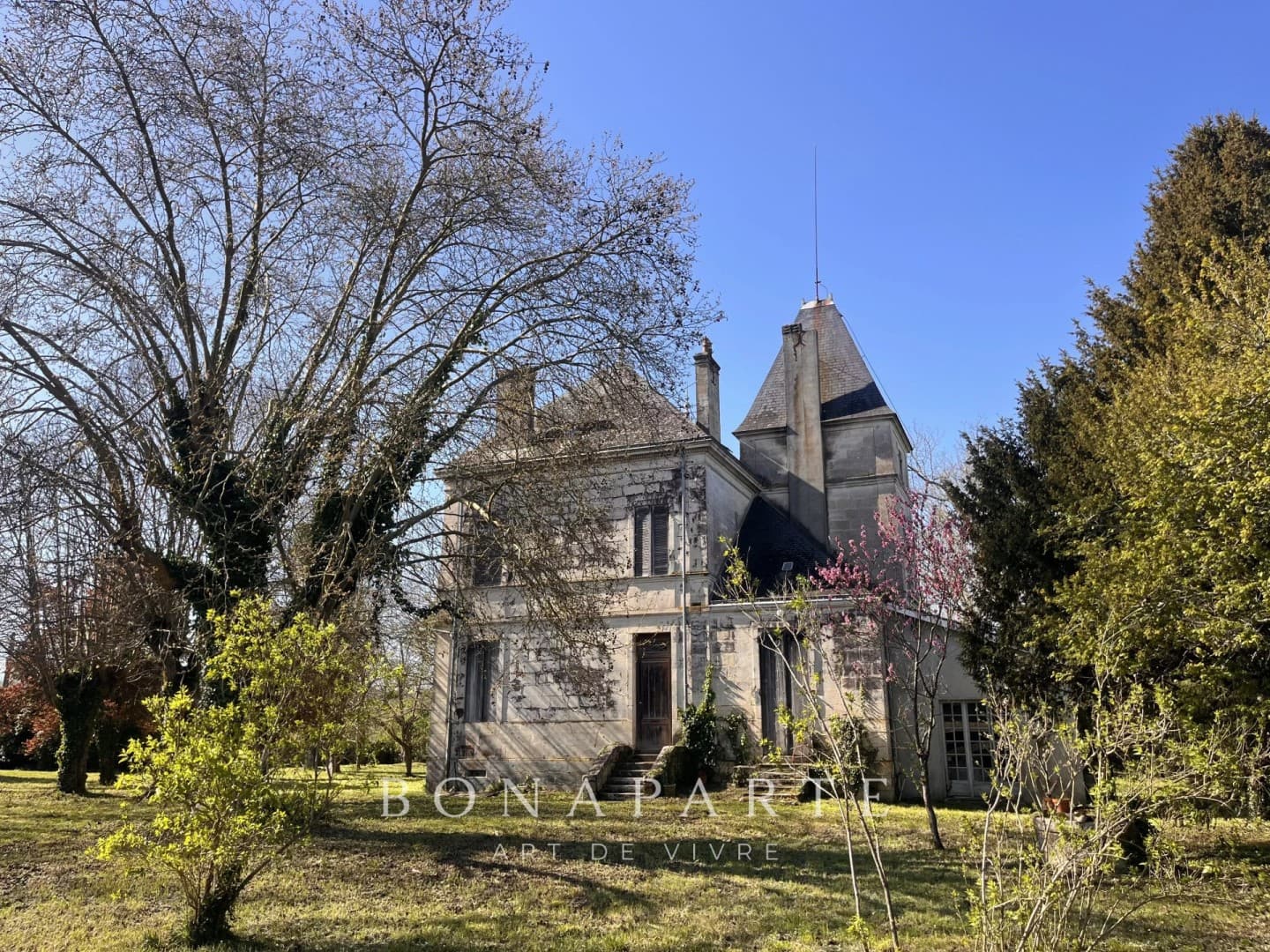 Château with 316 Sqm Living Space and 5 Bedrooms in the Médoc 4