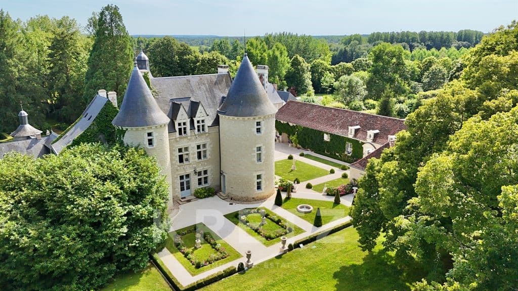 Exquisite 16th Century Château With Extensive Grounds And Modern Amenities 4