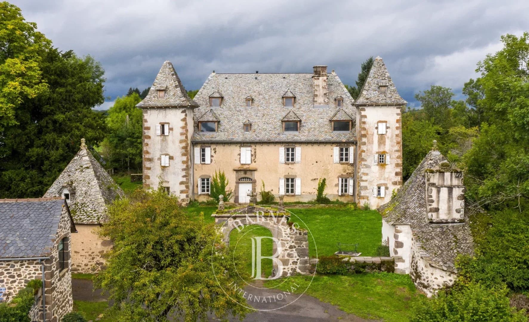 18th Century Château with Expansive Park and Renovation Potential — Château for sale in France