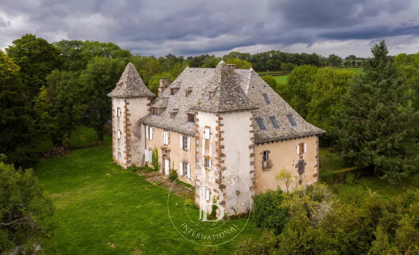 18th Century Château with Expansive Park and Renovation Potential 2
