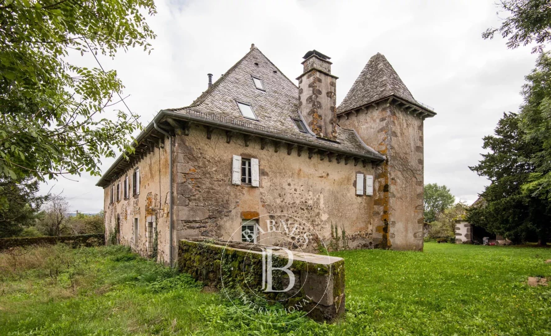 18th Century Château with Expansive Park and Renovation Potential 4