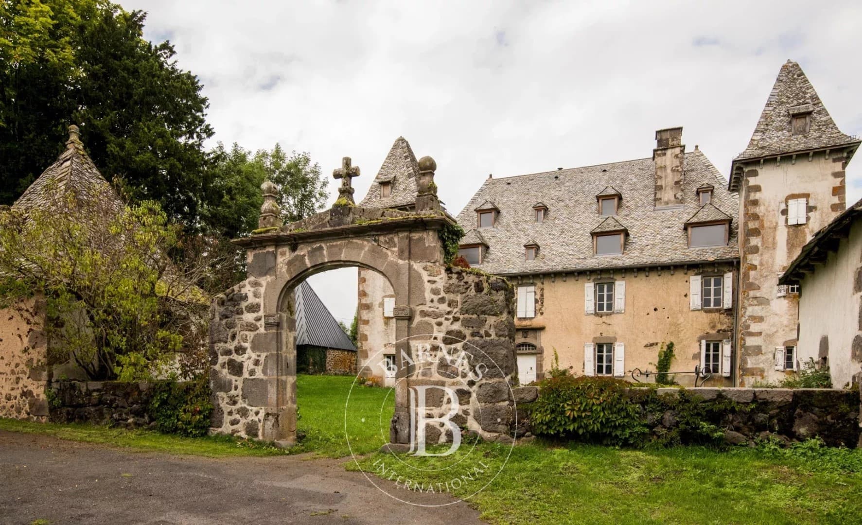 18th Century Château with Expansive Park and Renovation Potential 5