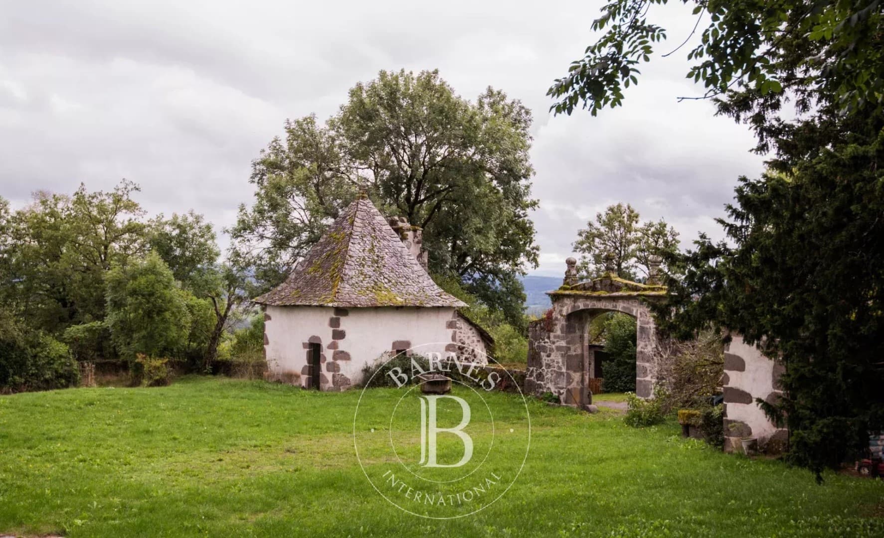 18th Century Château with Expansive Park and Renovation Potential 4