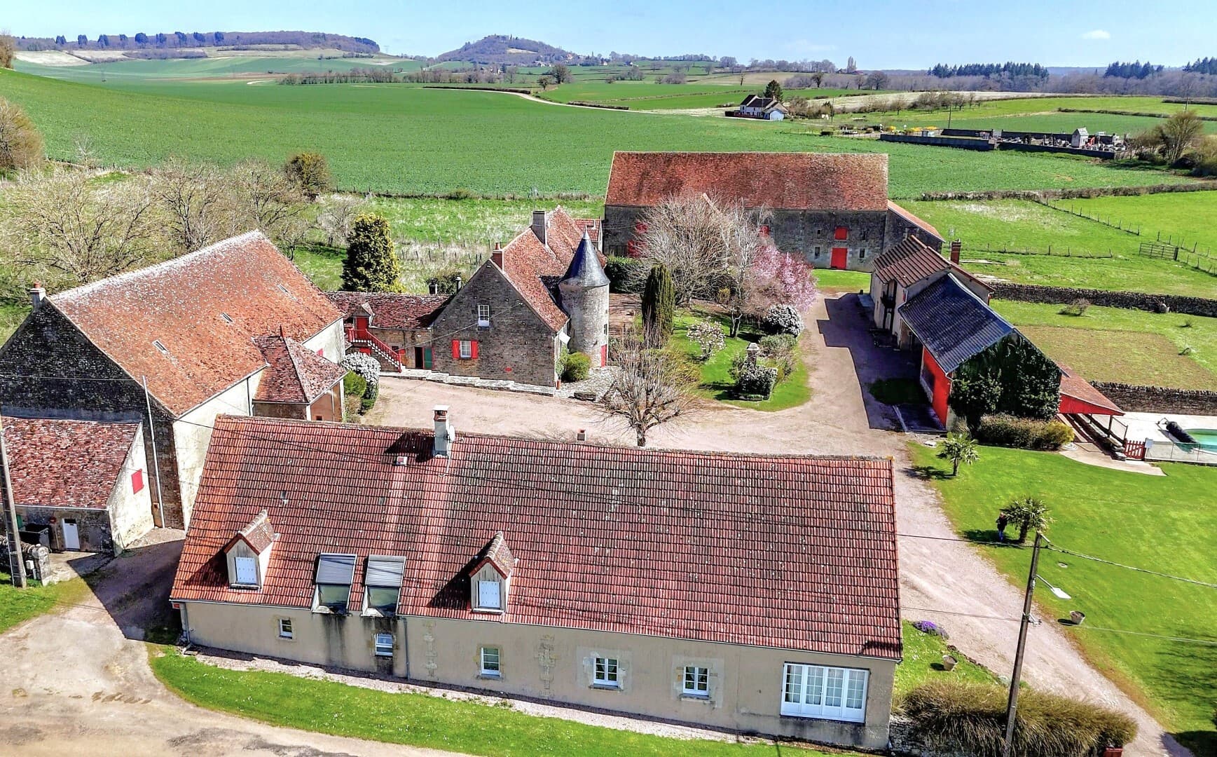 Historic Castle with Swimming Pool and 11 Bedrooms — Château for sale in Nièvre, Burgundy