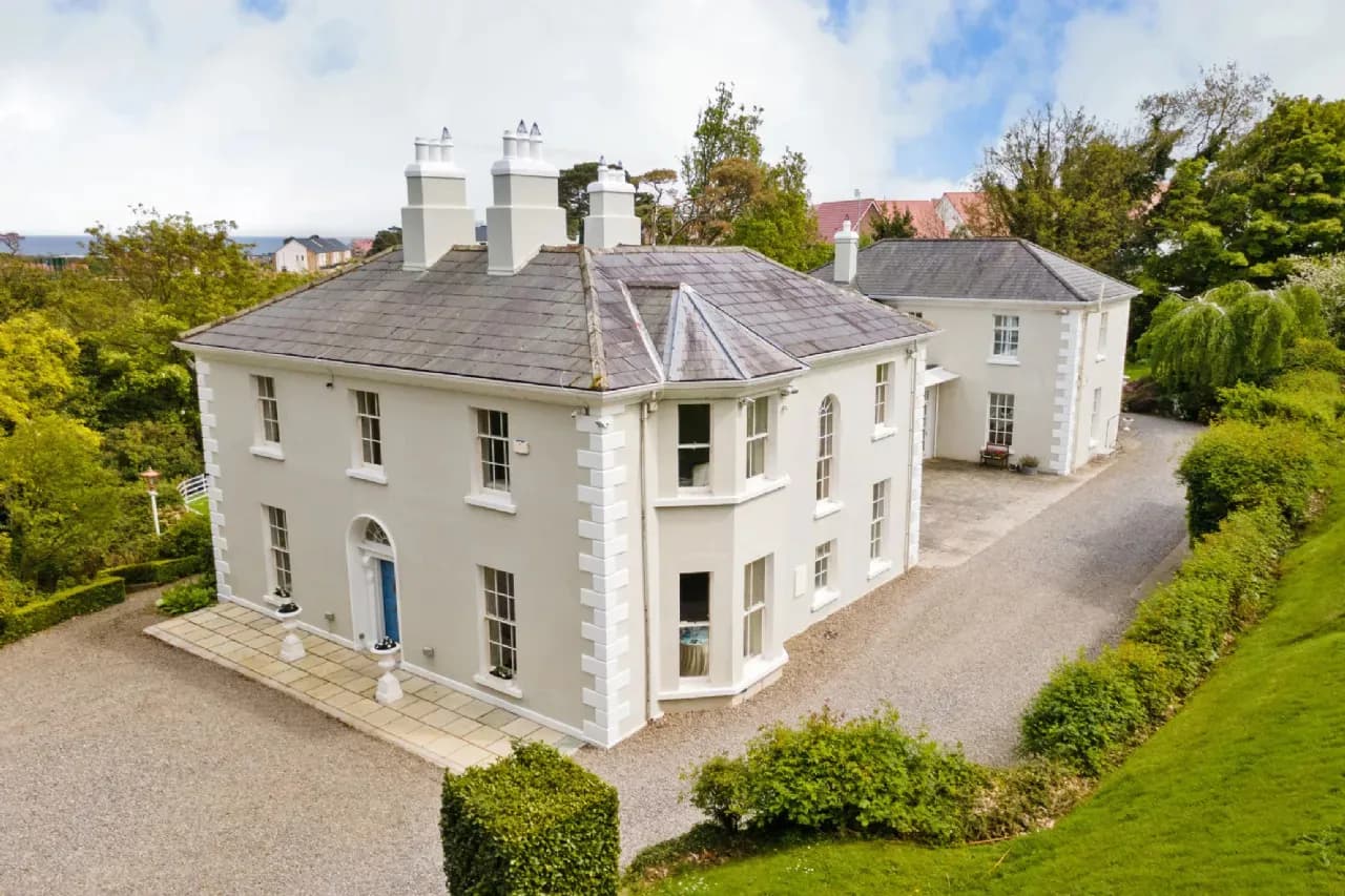 Georgian House with Modern Amenities Set in Idyllic Grounds 2