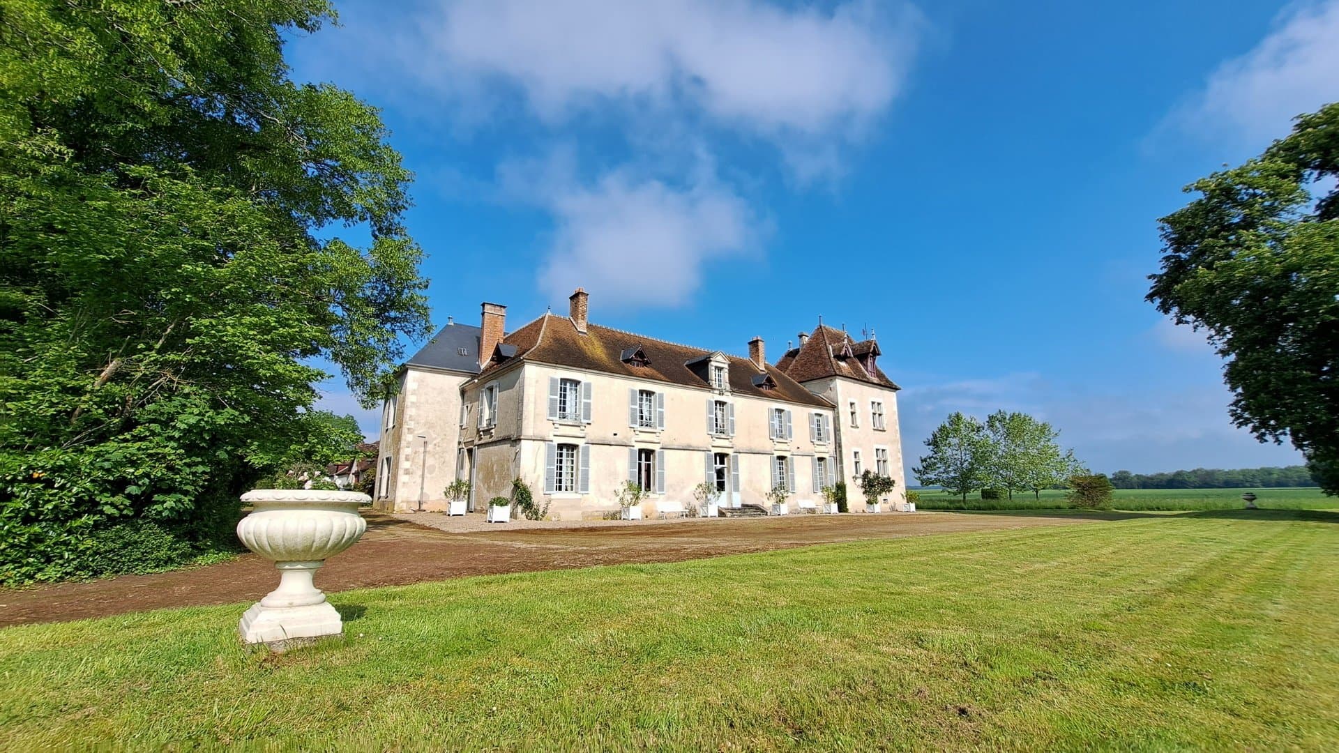 Elegant 18th And 19th Century Château With Extensive Outbuildings — Château for sale in Centre-Val de Loire, France
