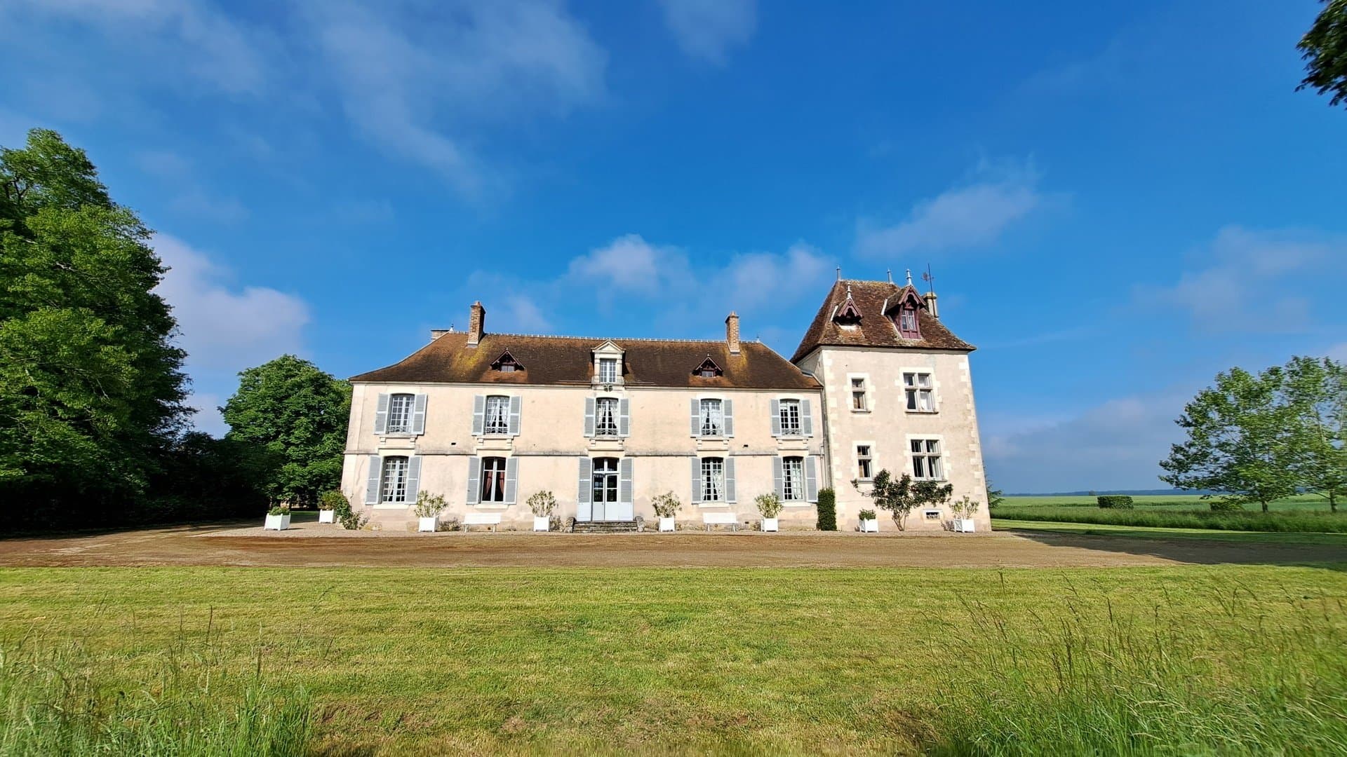 Elegant 18th And 19th Century Château With Extensive Outbuildings 2