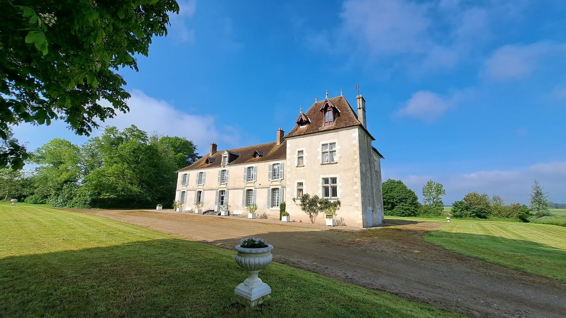 Elegant 18th And 19th Century Château With Extensive Outbuildings 3