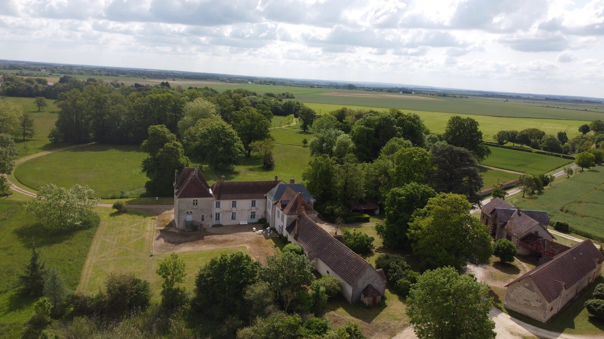 Elegant 18th And 19th Century Château With Extensive Outbuildings 4