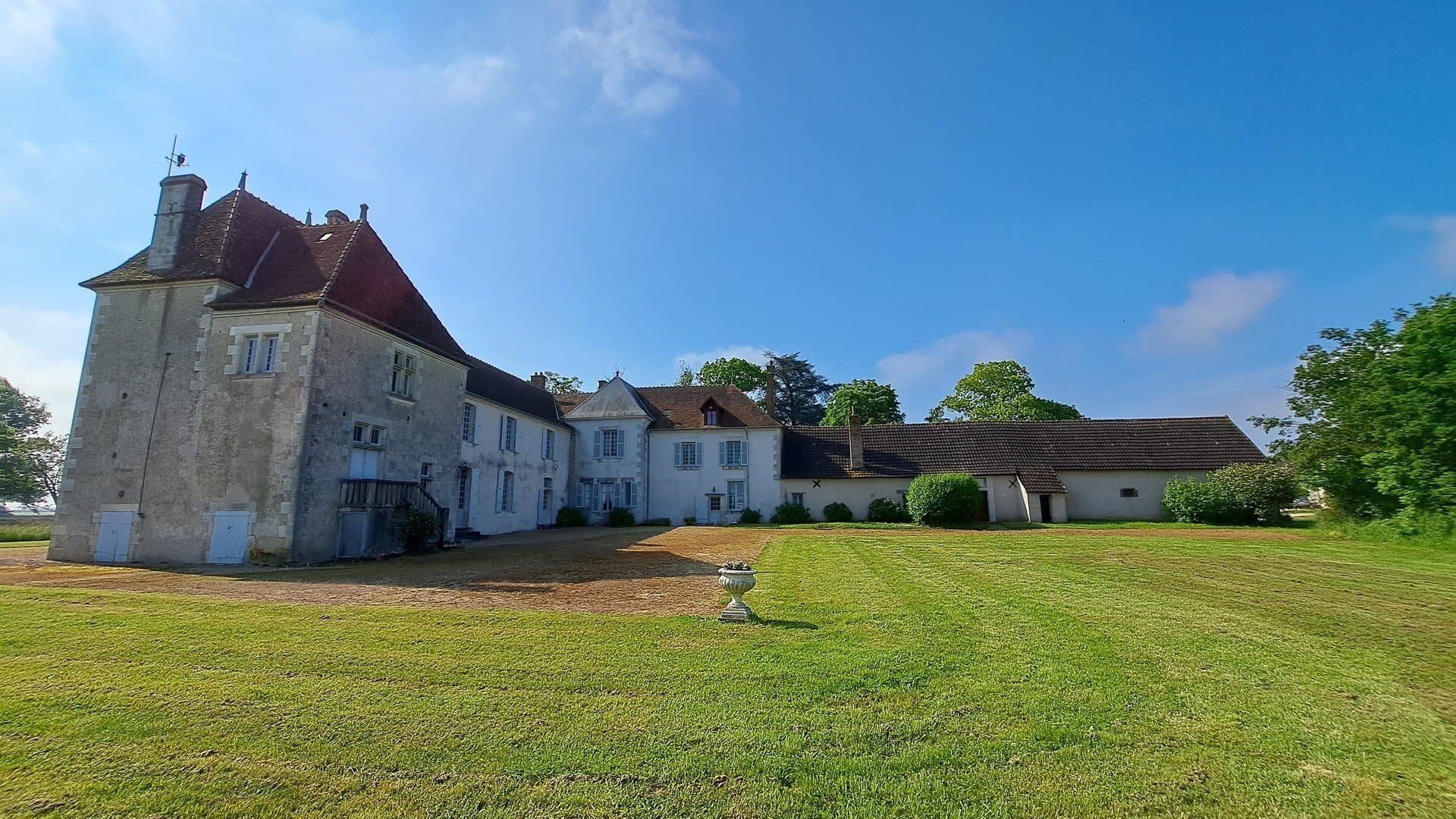 Elegant 18th And 19th Century Château With Extensive Outbuildings 5