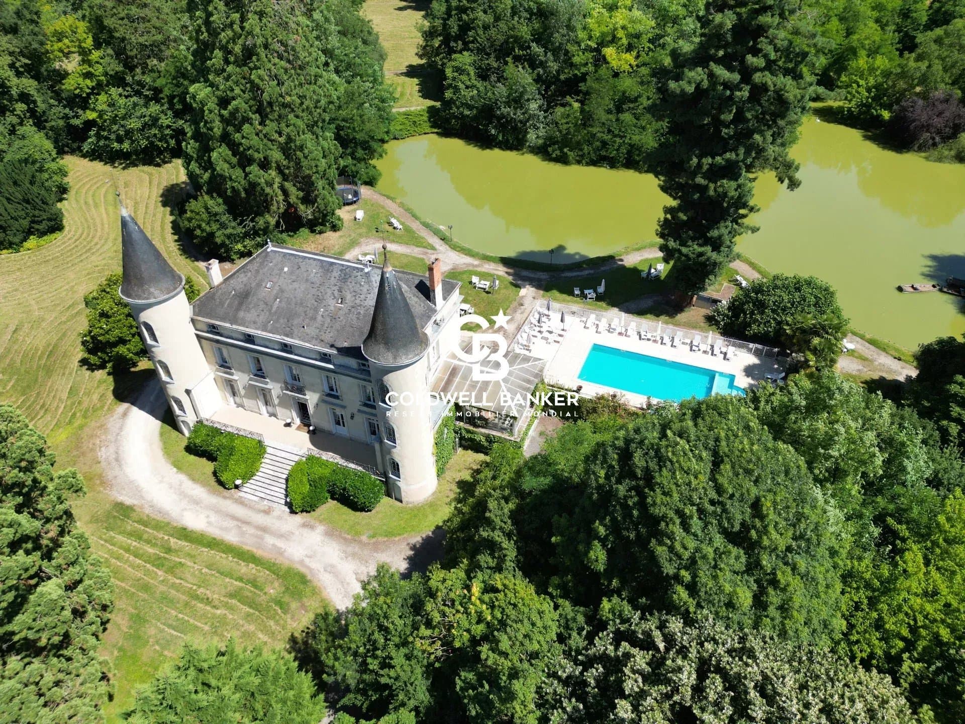 Elegant Château with Heated Pool and Pond in Centre-Val de Loire — Château for sale in Centre-Val de Loire, France