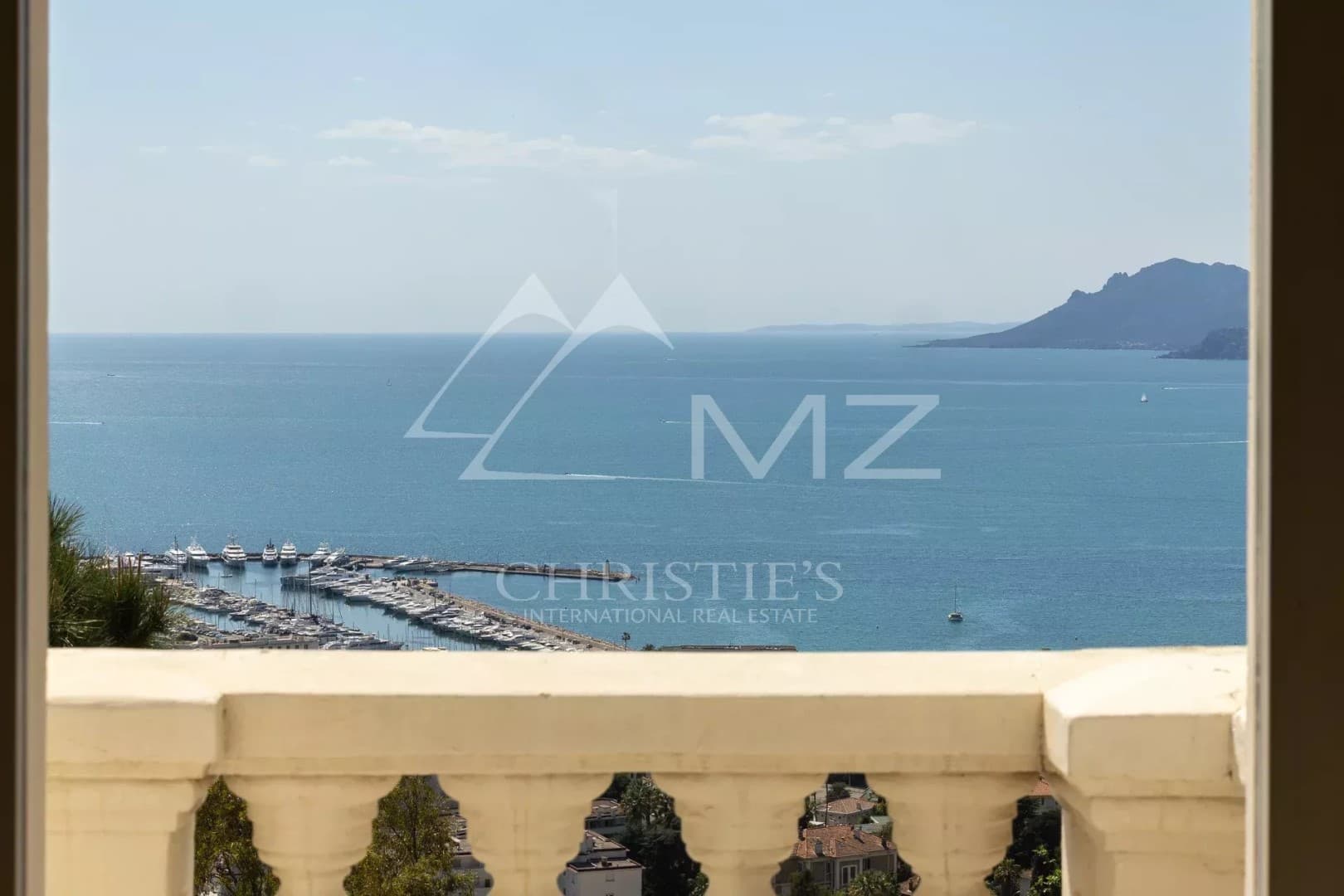 Exquisite 8 Bedroom Château with Pool and Sea Views in Cannes 5