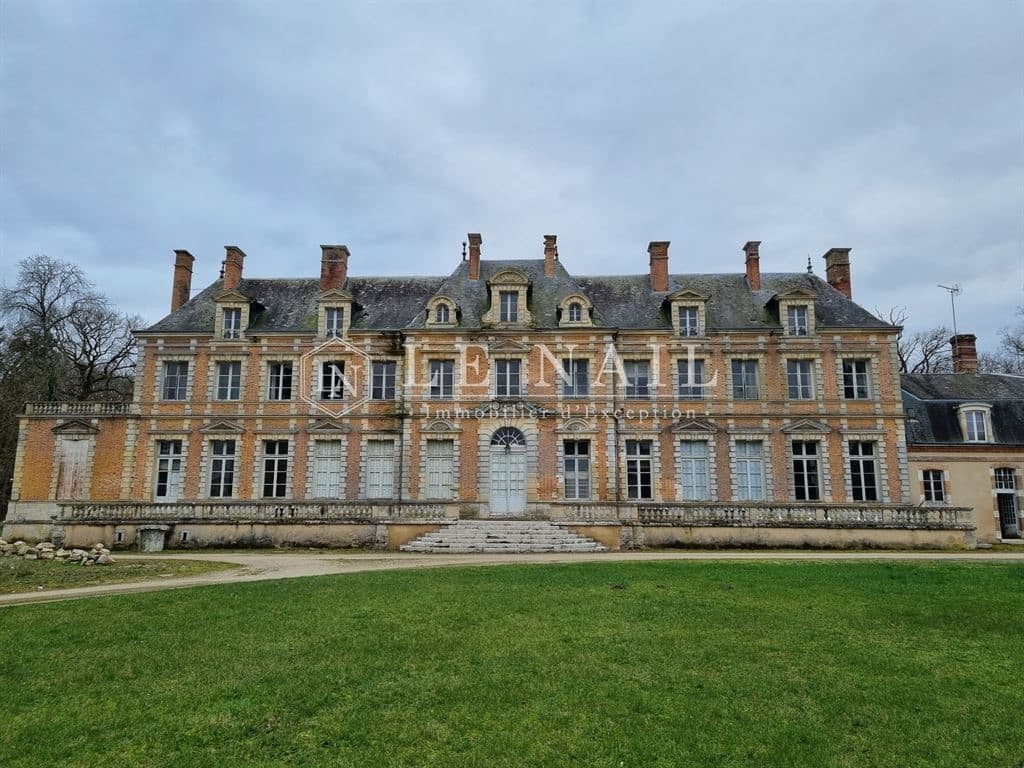 Elegant Château with Extensive Grounds and Rental Properties — Château for sale in France