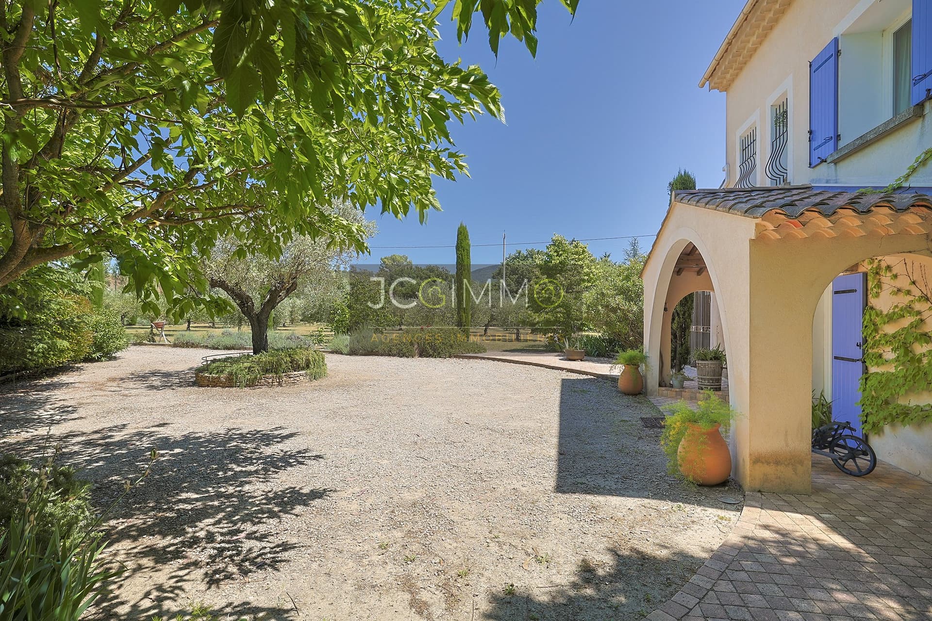 Charming Provençal Villa With Pool, Tennis Court, And Expansive Grounds 4