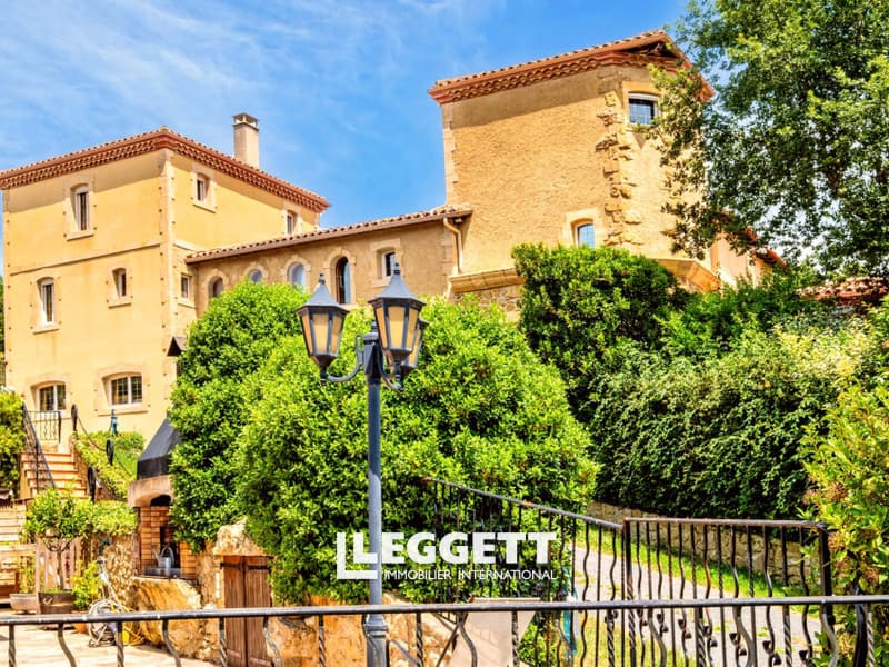 Stunning Estate with Lakeside Houses and Mountain Views 4