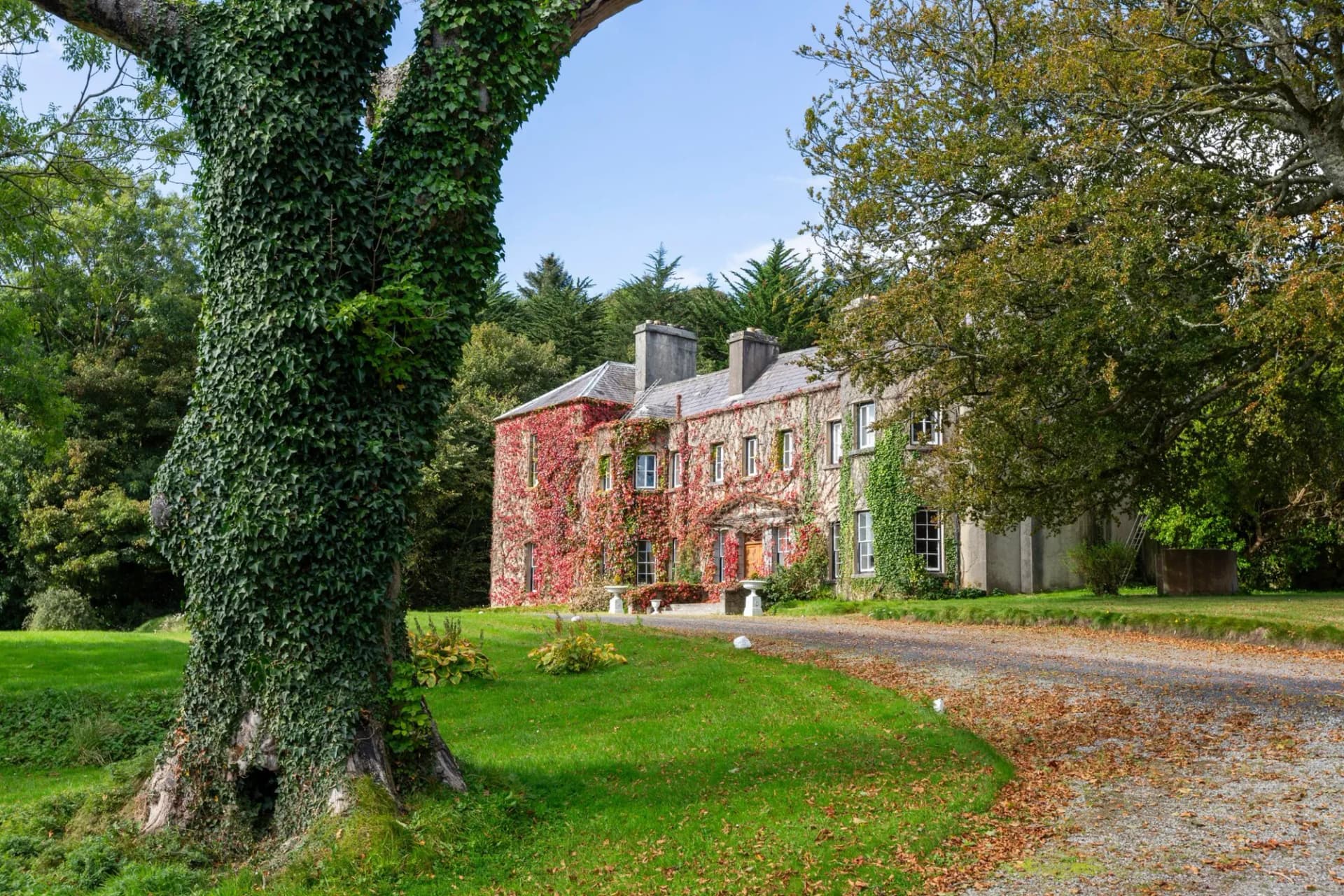 Elegant Georgian Property Overlooking the Black Oak River 2