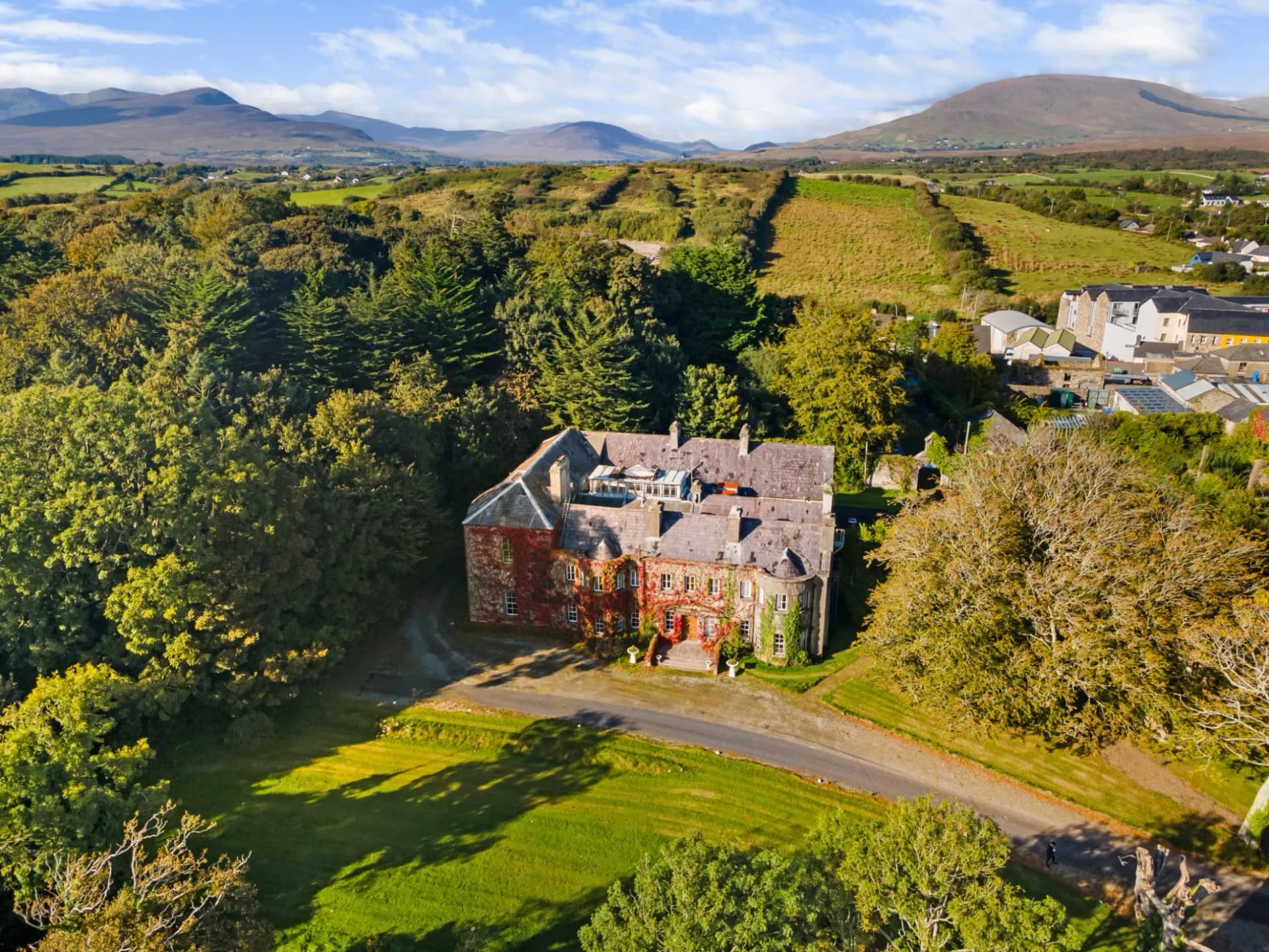 Elegant Georgian Property Overlooking the Black Oak River 4