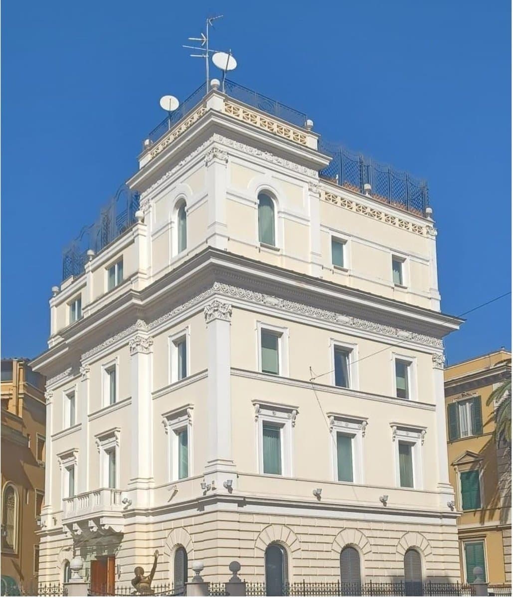 Elegant Historical Palace With Rooftop Terrace And Wellness Area — Palace for sale in Italy