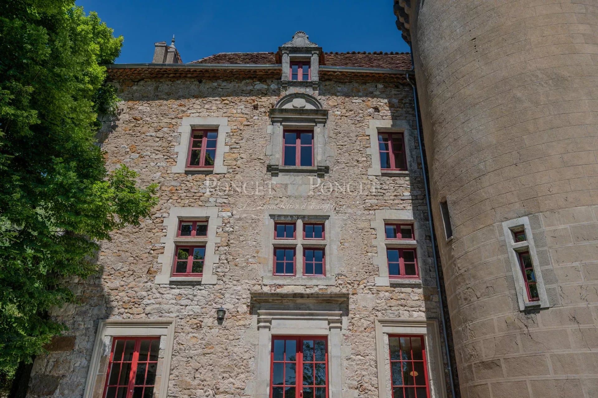 Elegant Renaissance Château with 18 Bedrooms and Swimming Pool — Château for sale in Lot Valley, France