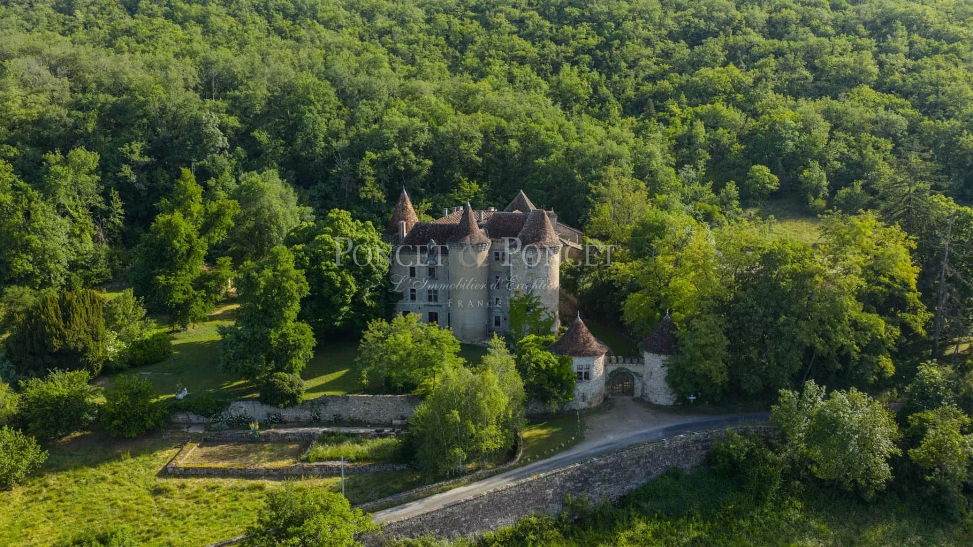 Elegant Renaissance Château with 18 Bedrooms and Swimming Pool 5