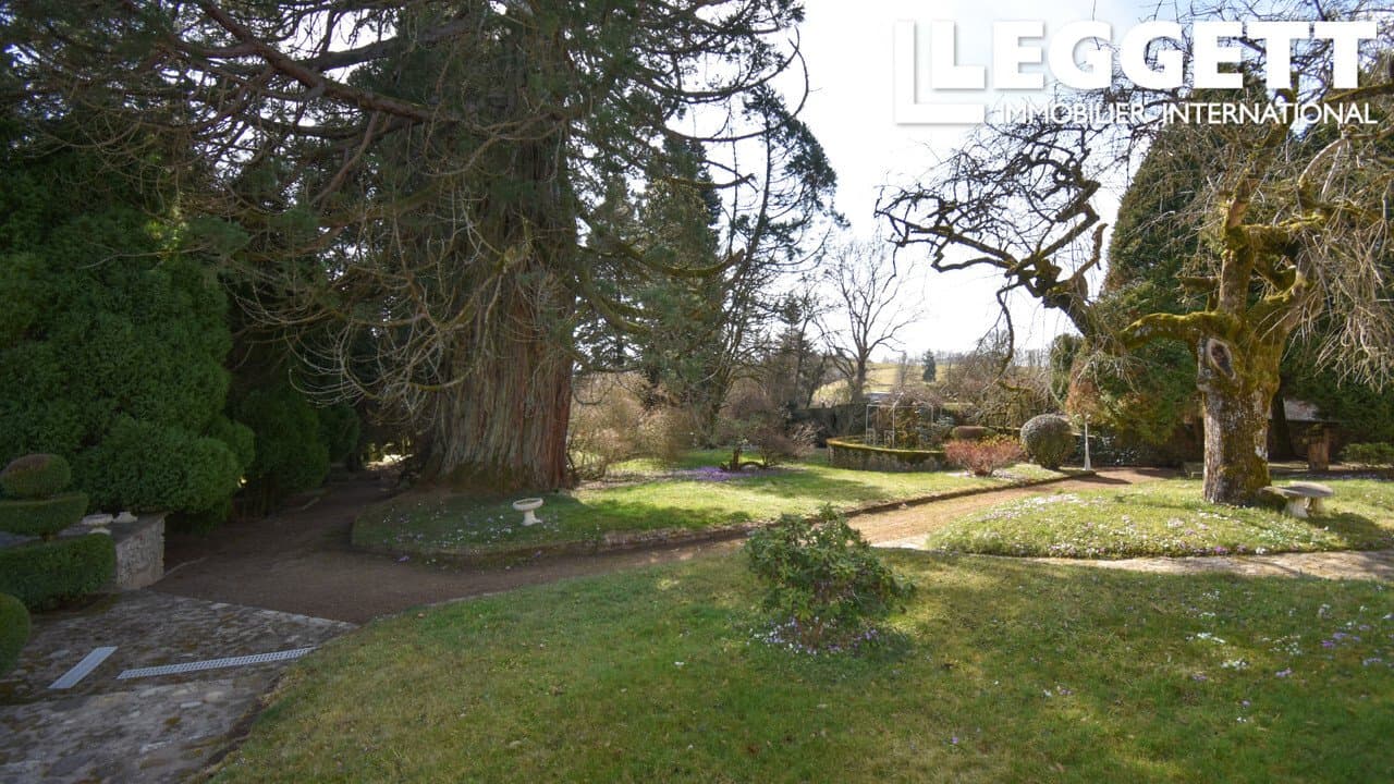 Charming Manor House Nestled in Scenic Meadows and Woodlands 3