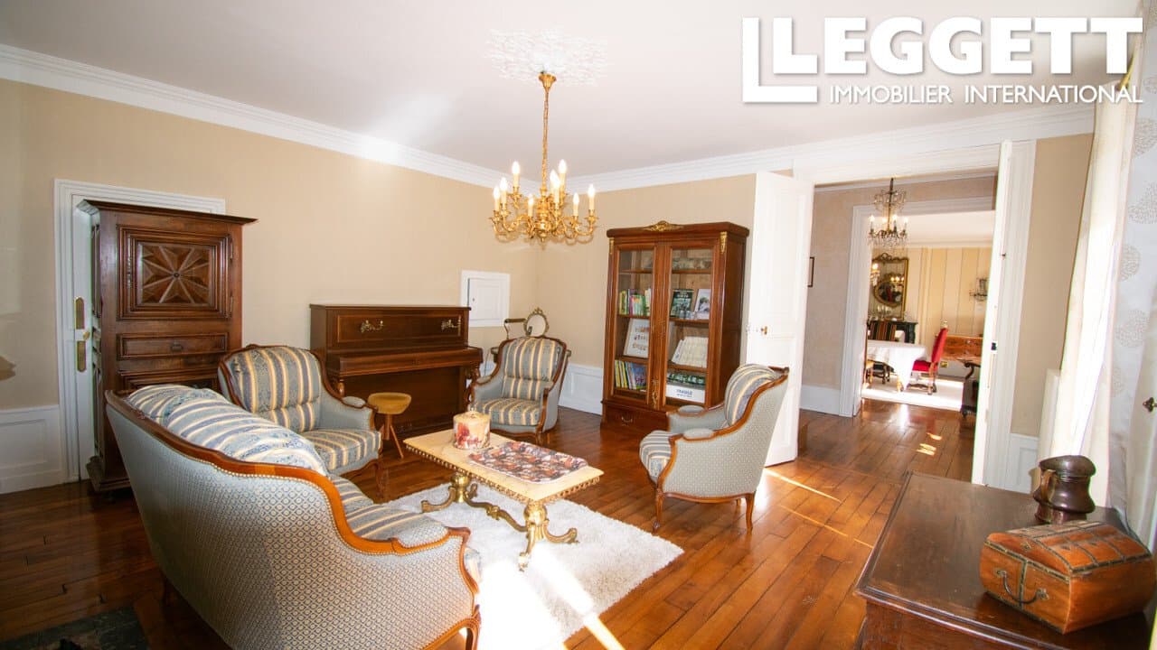 Charming Manor House Nestled in Scenic Meadows and Woodlands 4