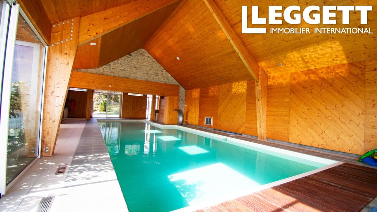 Charming Manor House Nestled in Scenic Meadows and Woodlands 4