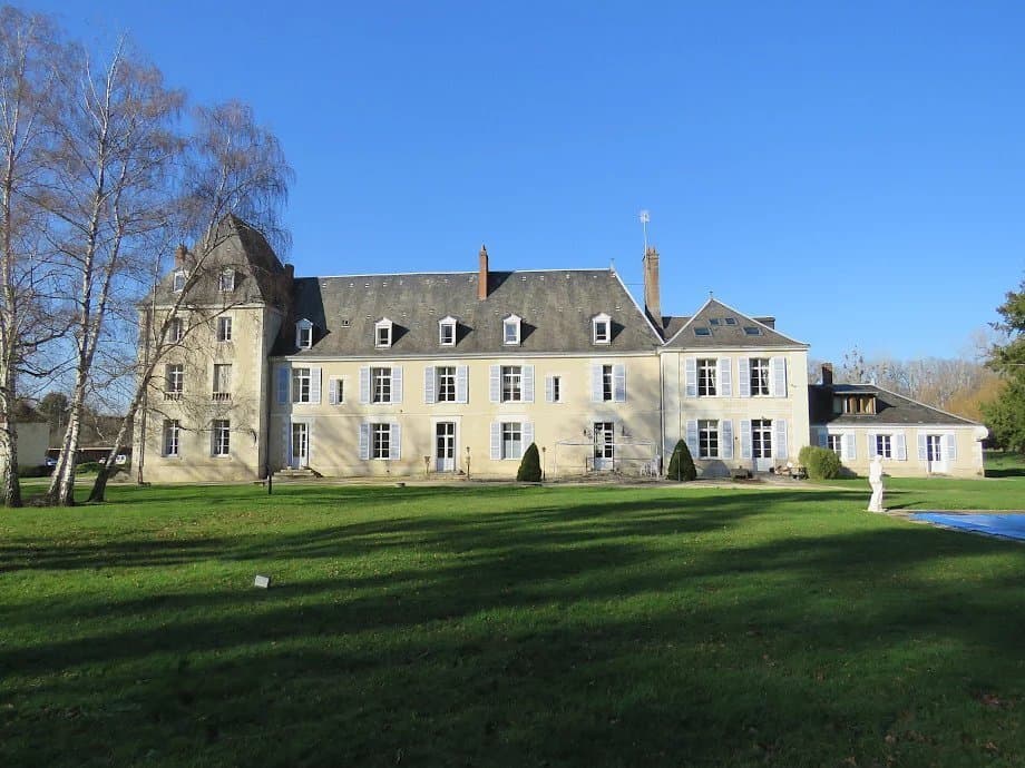 19th Century Château With Swimming Pool And Extensive Outbuildings