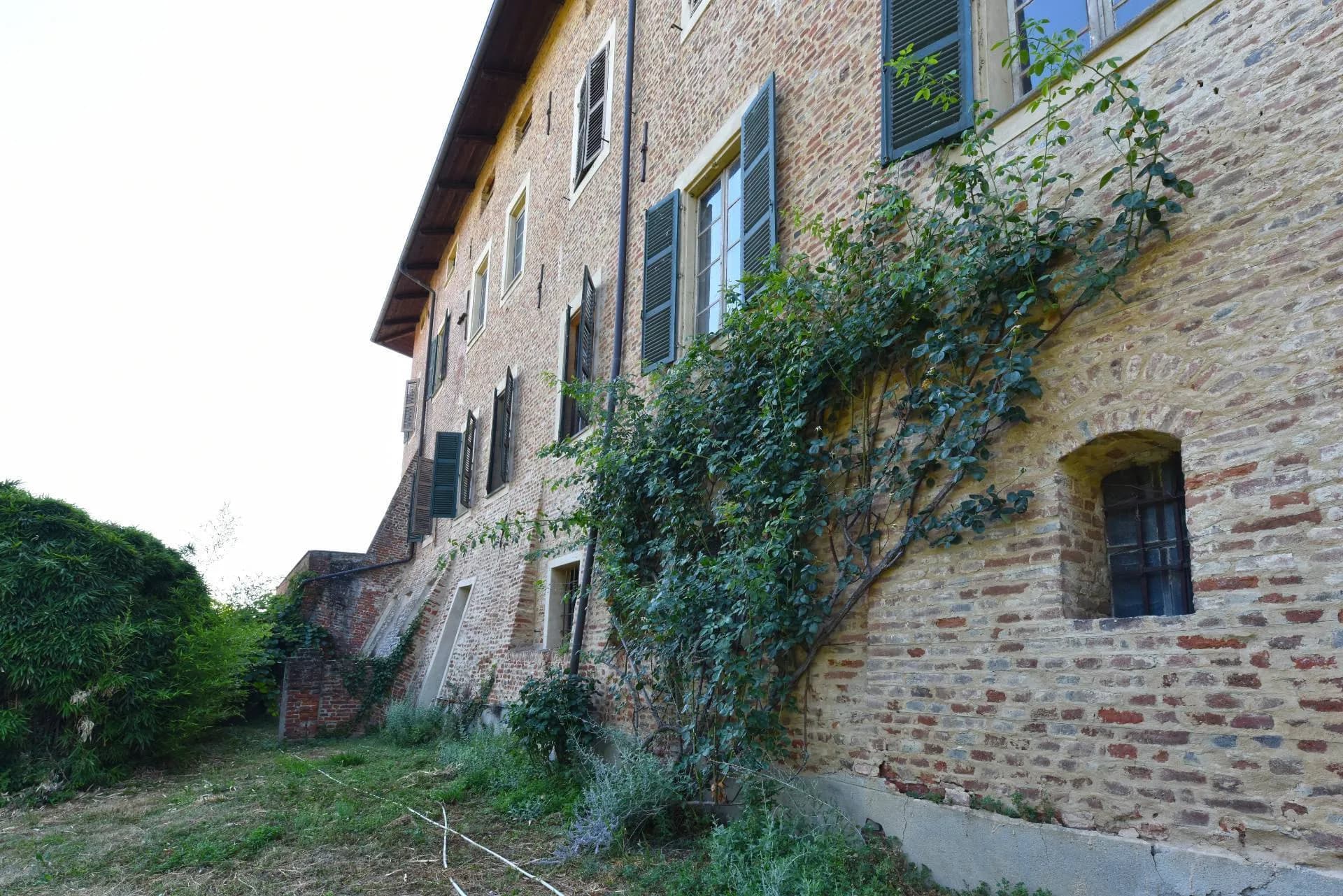 Historic Castle With Panoramic Terrace And Expansive Grounds 3