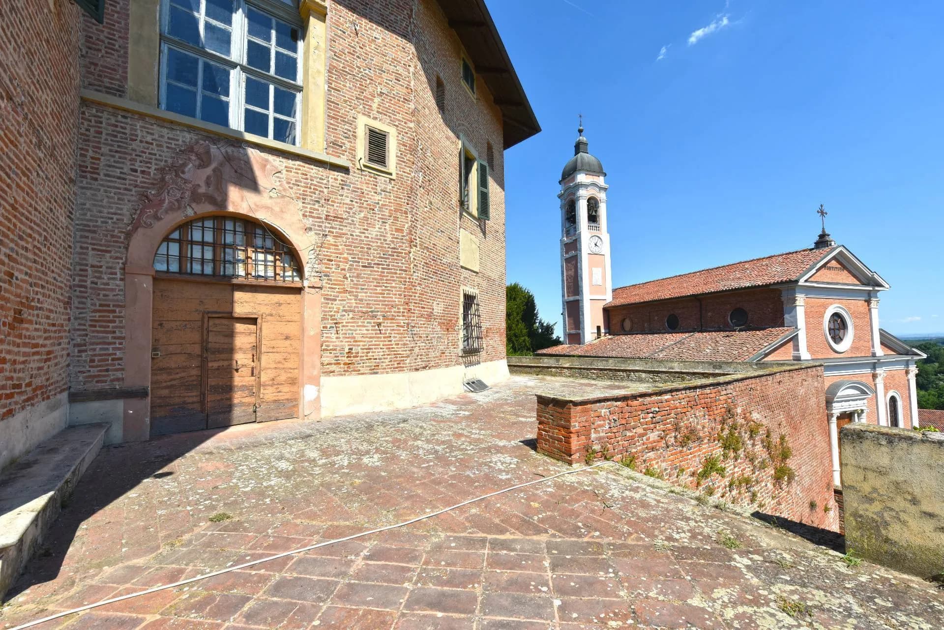 Historic Castle With Panoramic Terrace And Expansive Grounds 4
