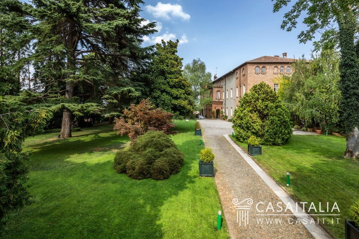 Historic Castle Hotel With Restaurant In The Heart Of Piedmont 4