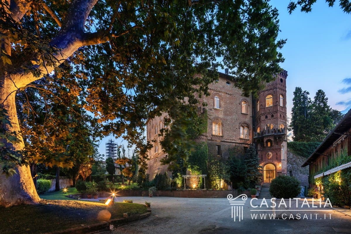 Historic Castle Hotel With Restaurant In The Heart Of Piedmont — in Piedmont, Italy