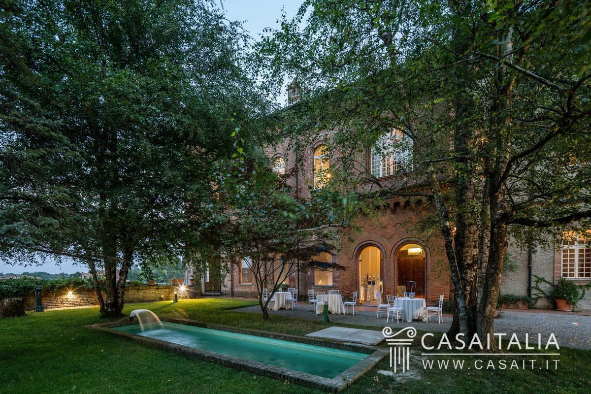 Historic Castle Hotel With Restaurant In The Heart Of Piedmont 5