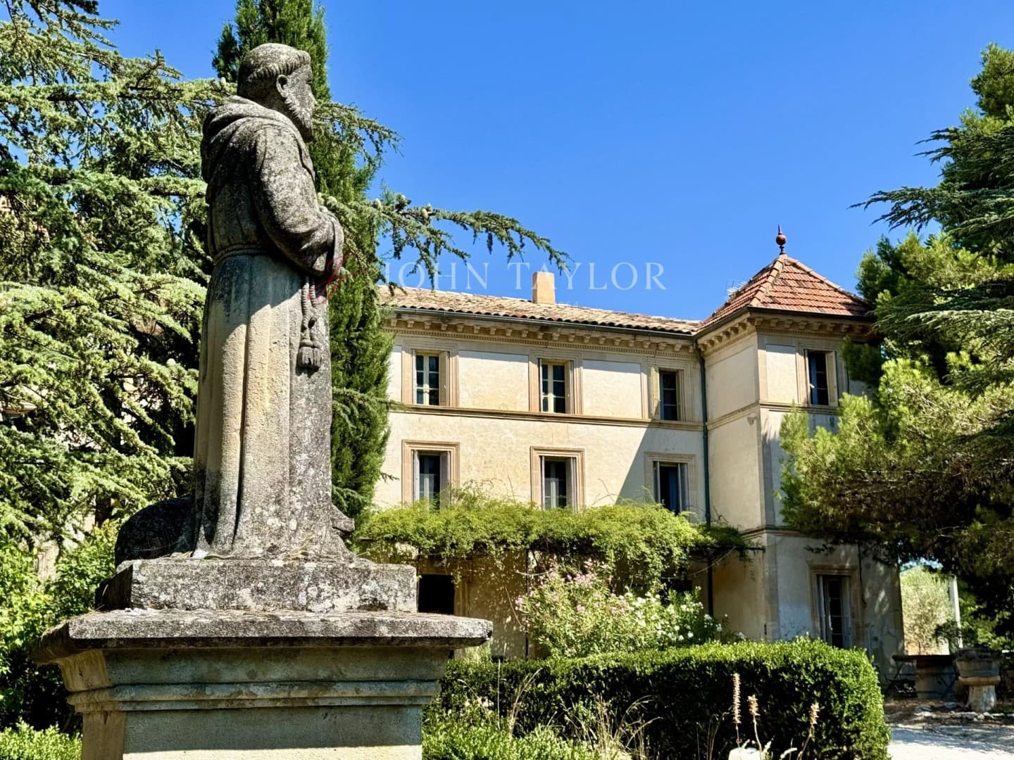 Majestic 18th Century Château Surrounded By Lavender Fields And Vineyards 5