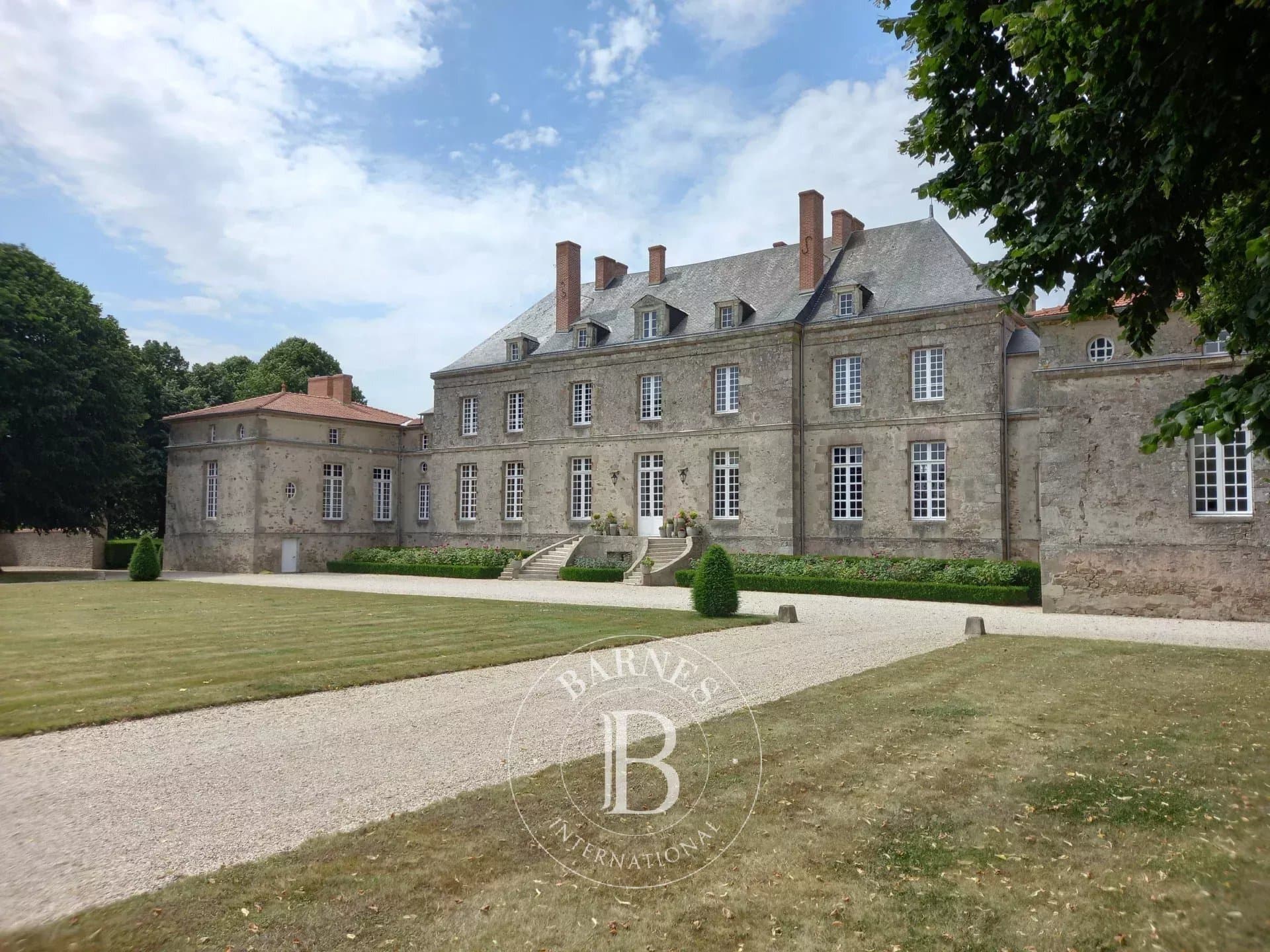 Elegant 18th Century Château With Guest House And 42 Hectares 3