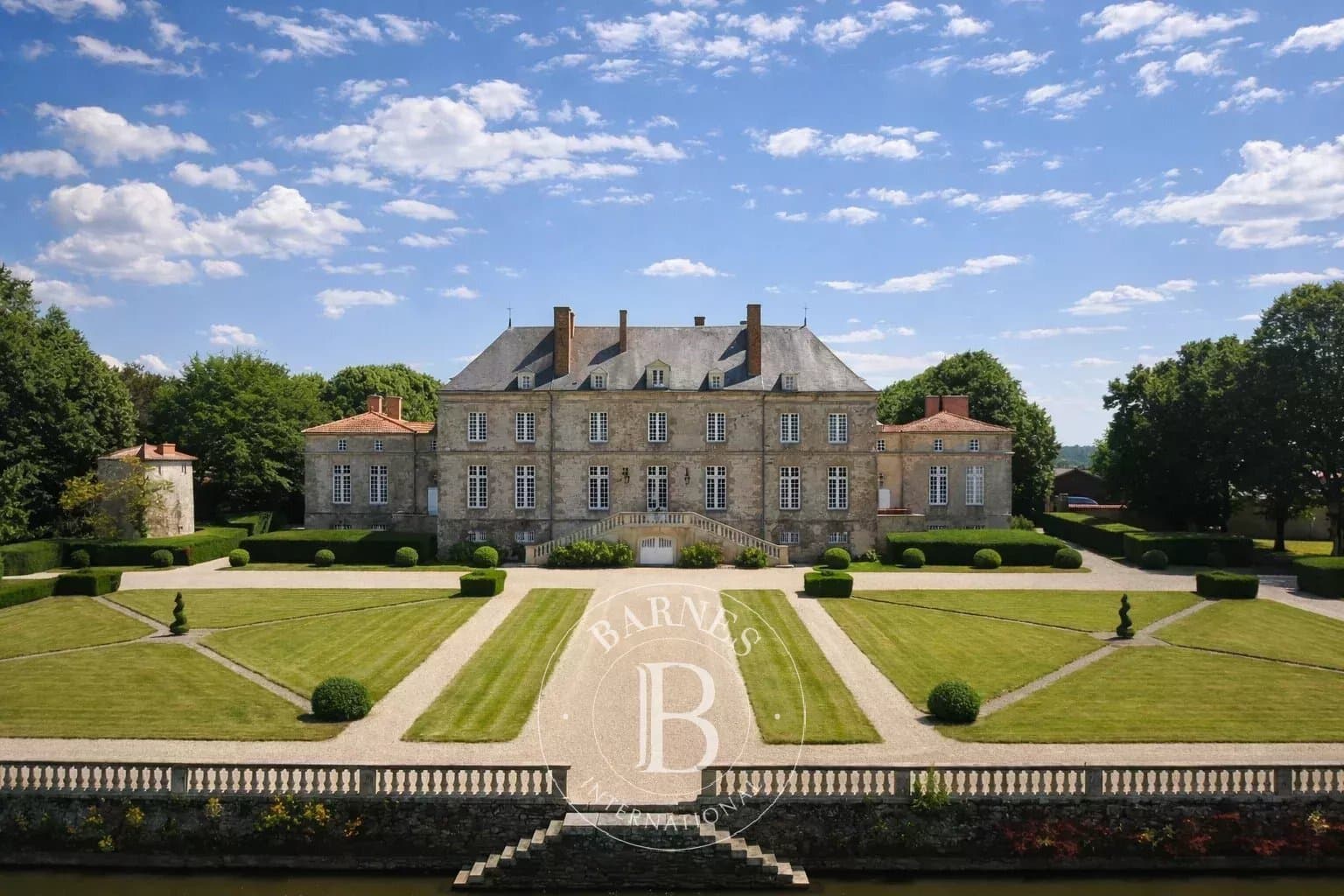 Elegant 18th Century Château With Guest House And 42 Hectares 5