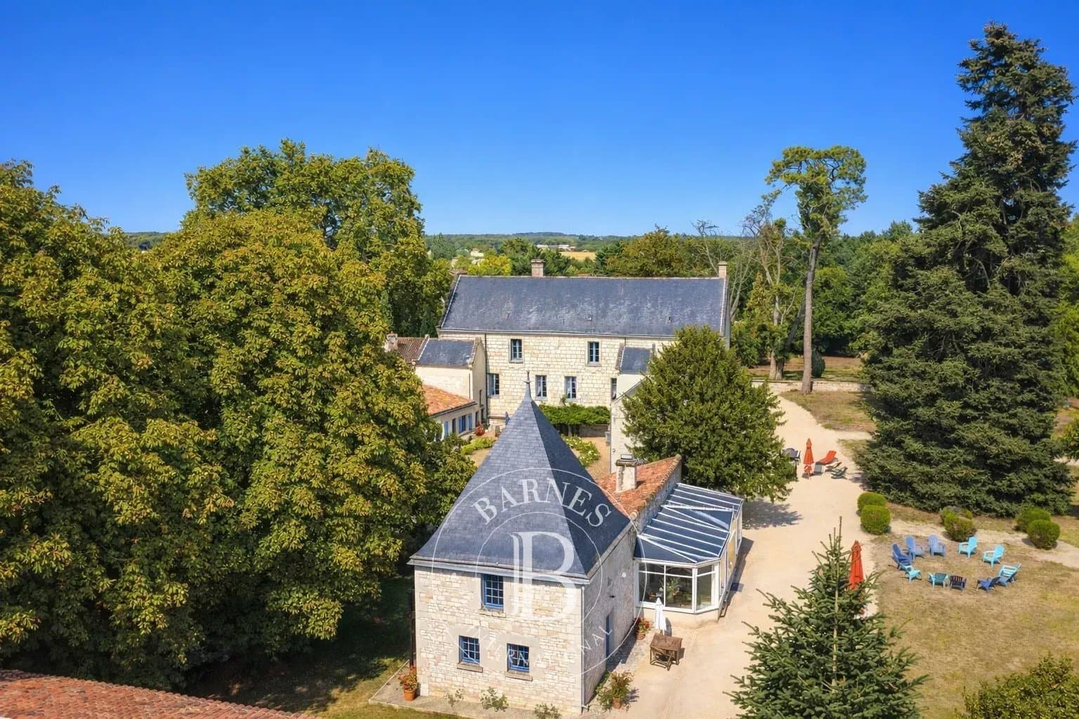 17th Century Château With English-style Park And Swimming Pool 2