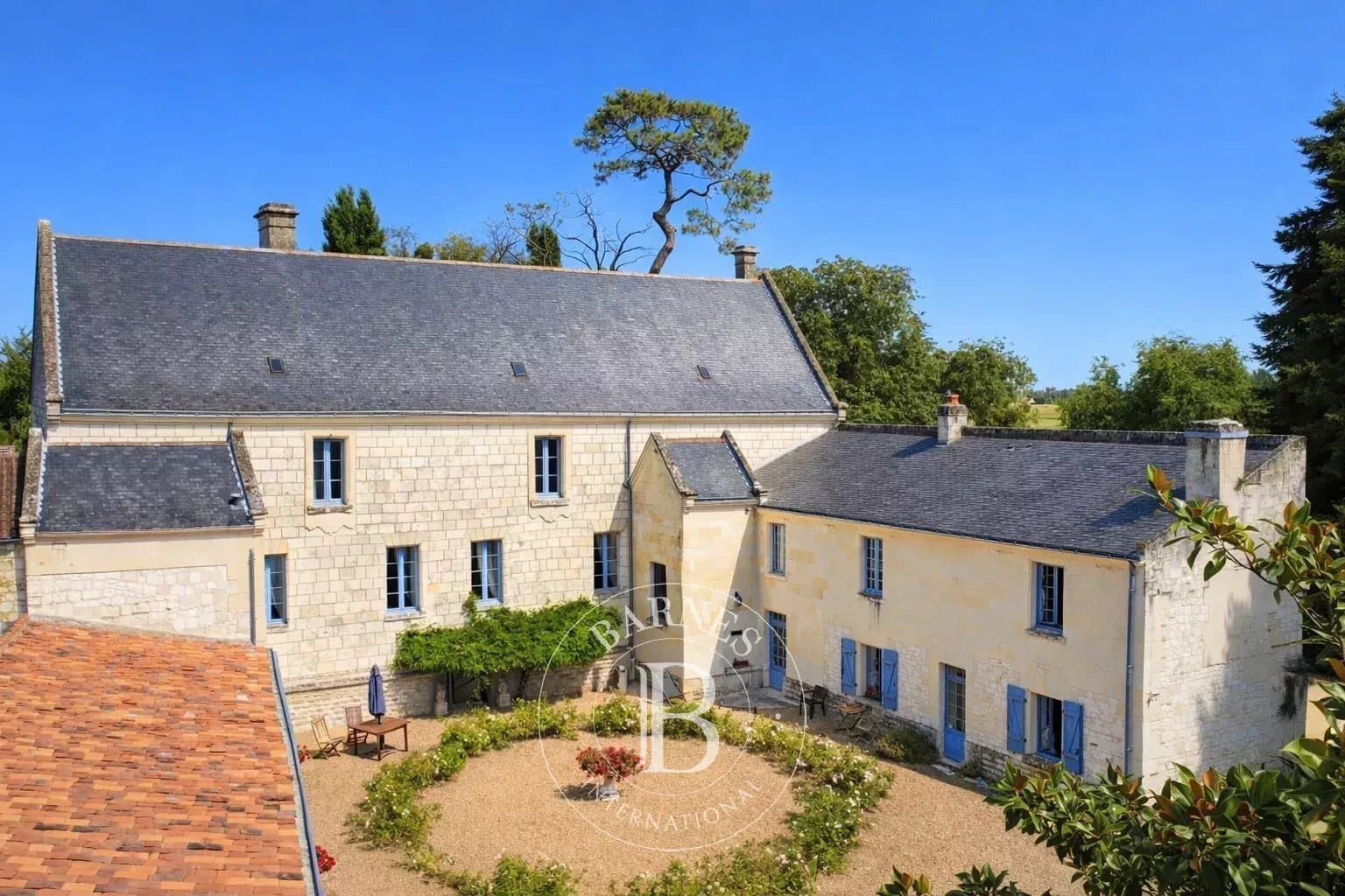 17th Century Château With English-style Park And Swimming Pool 5