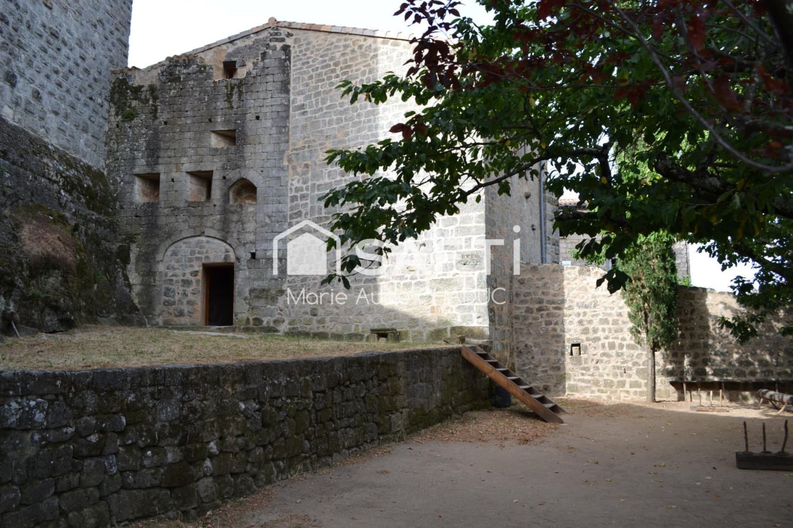 Historic Castle with Panoramic Views and Modern Comforts 5
