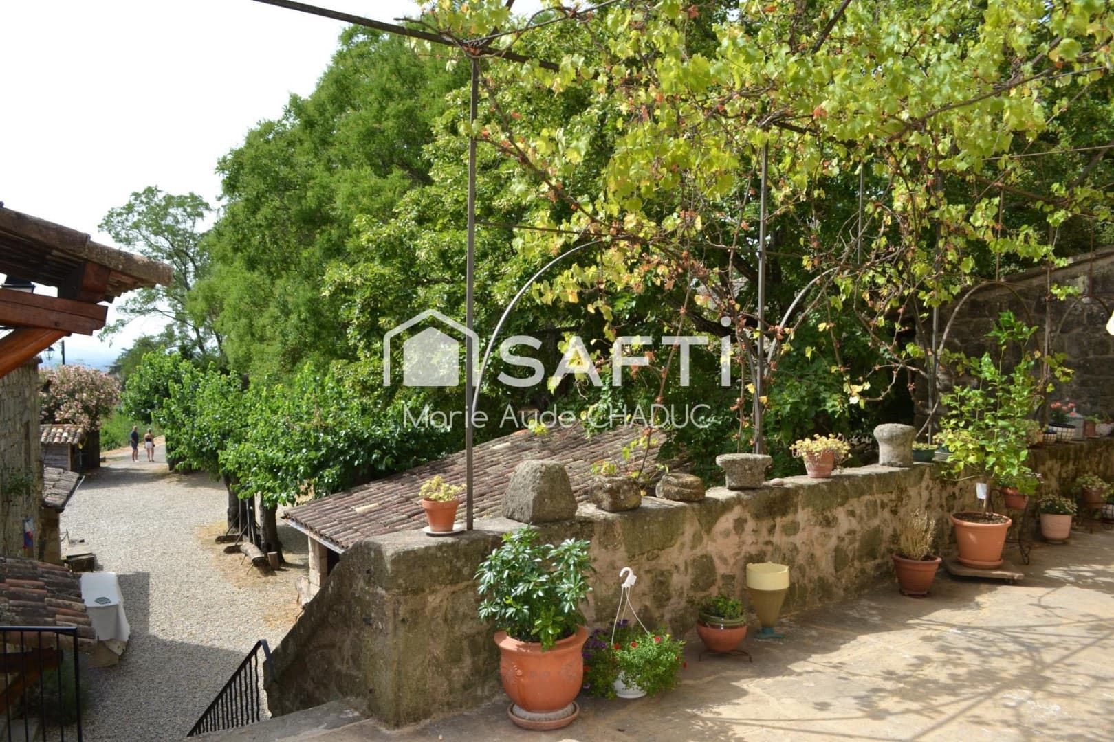 Historic Castle with Panoramic Views and Modern Comforts 2