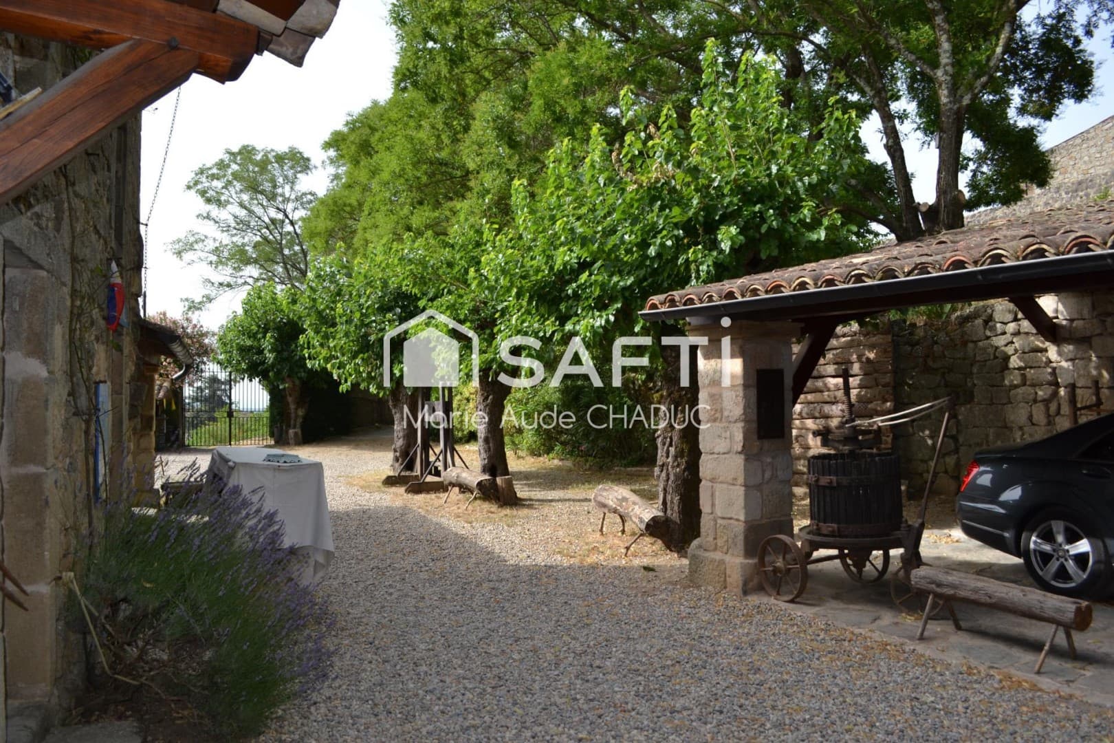 Historic Castle with Panoramic Views and Modern Comforts 3