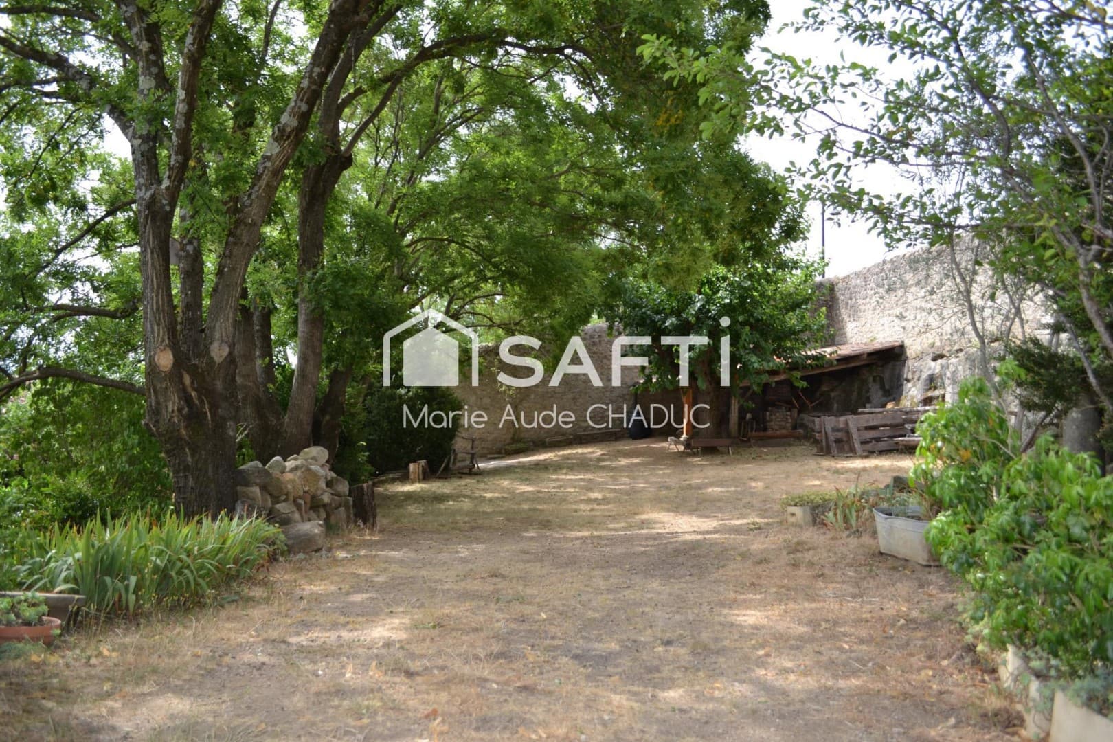 Historic Castle with Panoramic Views and Modern Comforts 4